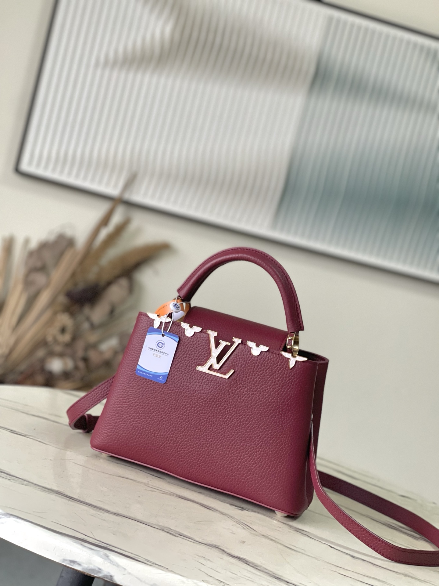 特级原厂皮 M25404 枣红金 本款Capucines BB手袋取材经典Taurillon 牛皮革，以