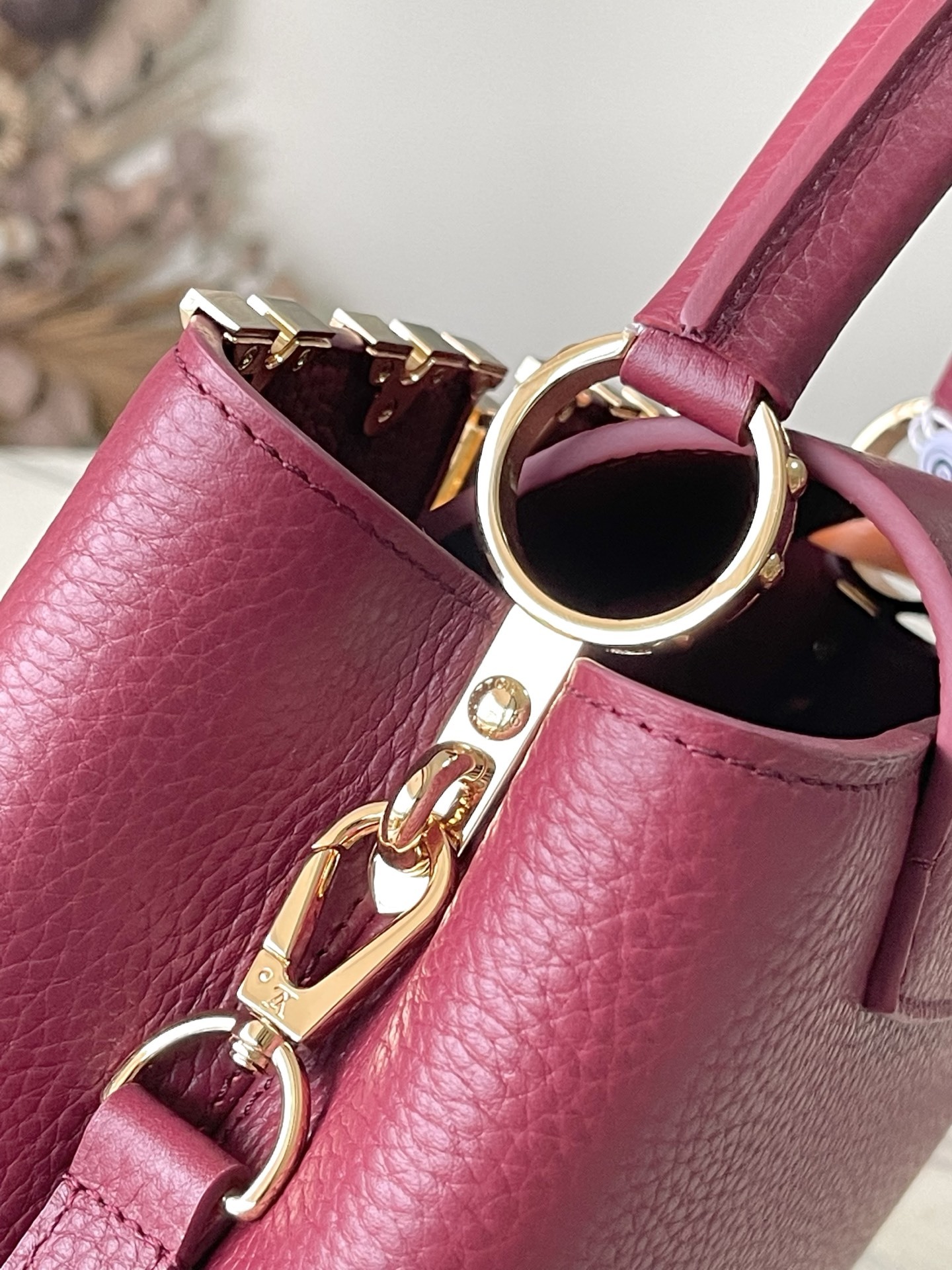 特级原厂皮 M25404 枣红金 本款Capucines BB手袋取材经典Taurillon 牛皮革,以