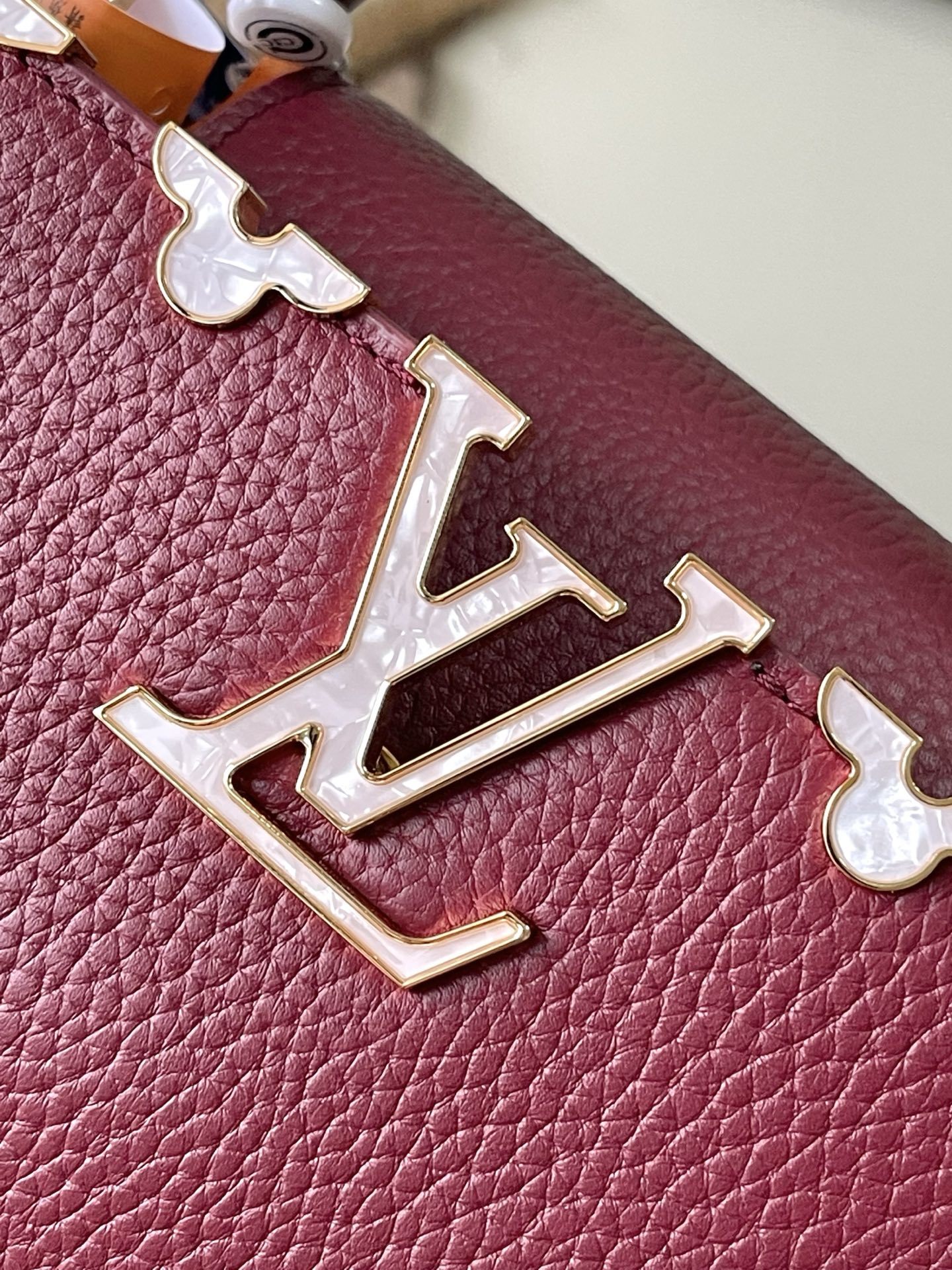 特级原厂皮 M25404 枣红金 本款Capucines BB手袋取材经典Taurillon 牛皮革,以