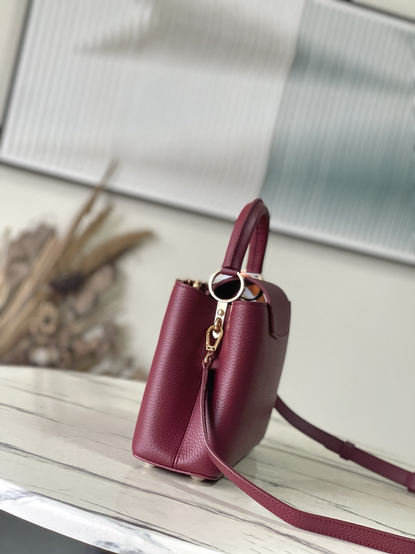 特级原厂皮 M25404 枣红金 本款Capucines BB手袋取材经典Taurillon 牛皮革,以