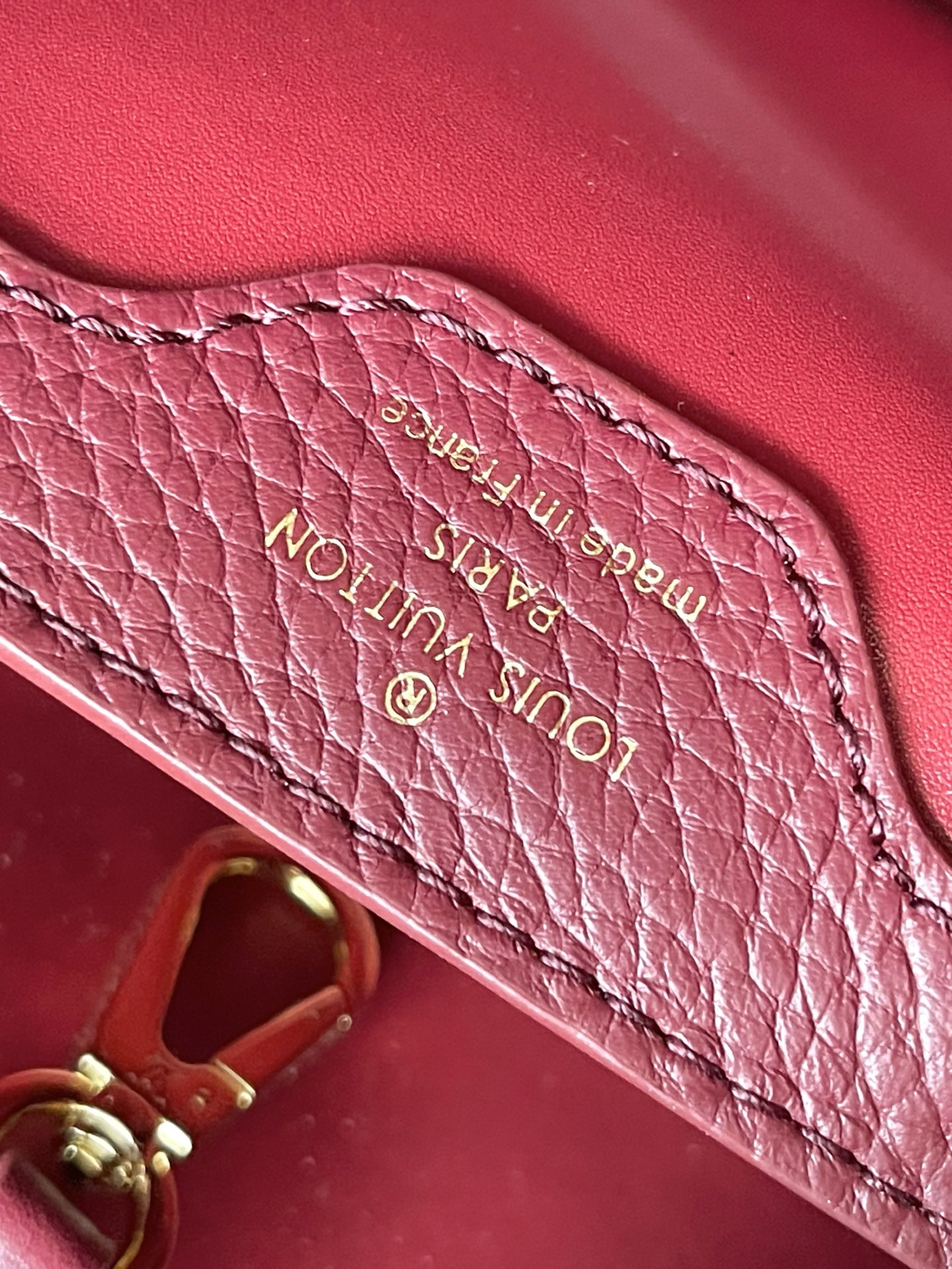 特级原厂皮 M25404 枣红金 本款Capucines BB手袋取材经典Taurillon 牛皮革,以