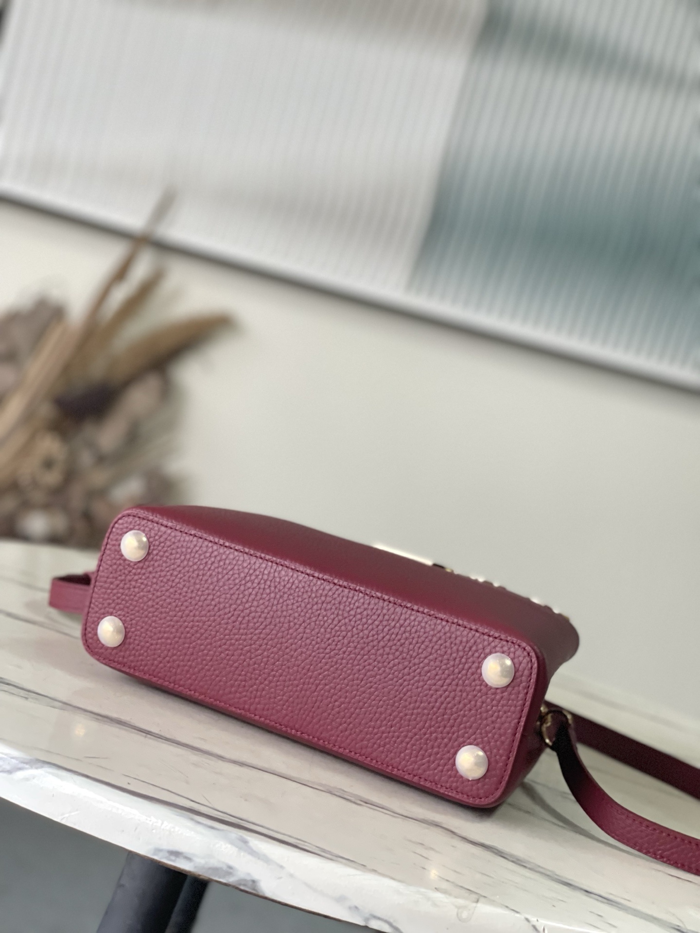 特级原厂皮 M25404 枣红金 本款Capucines BB手袋取材经典Taurillon 牛皮革,以