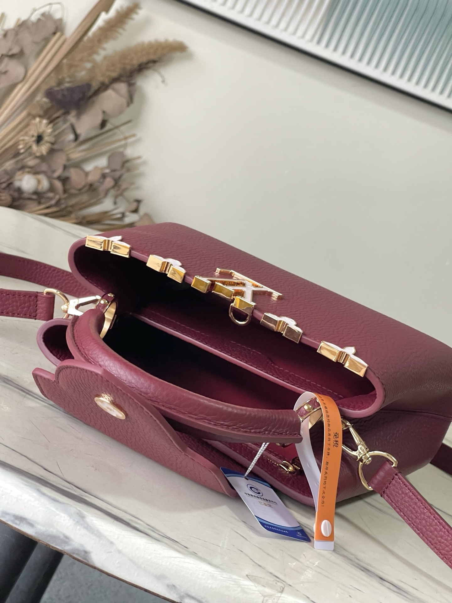 特级原厂皮 M25404 枣红金 本款Capucines BB手袋取材经典Taurillon 牛皮革,以