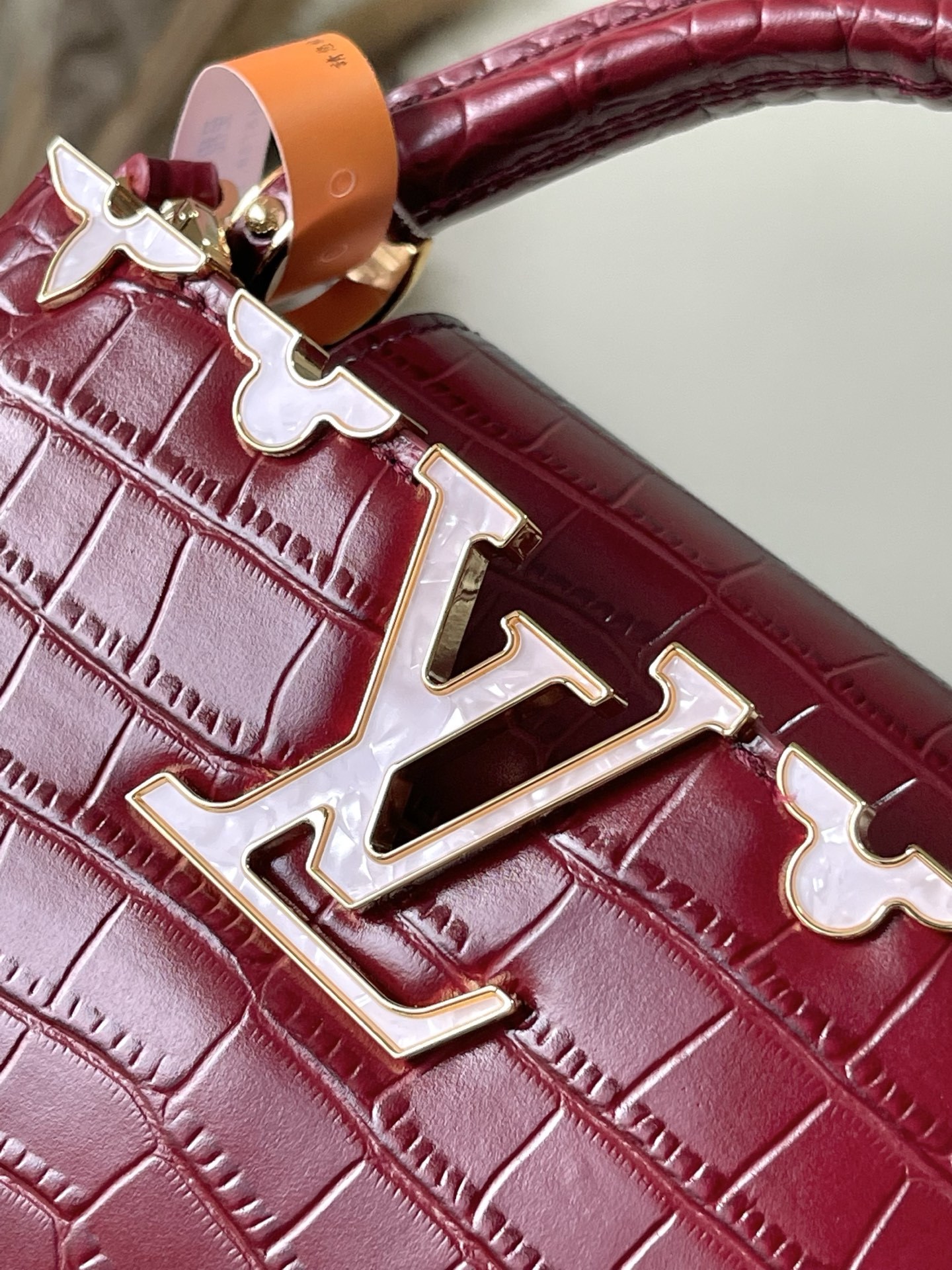 特级原厂皮 M86153 酒红色(鳄鱼纹-花卉白贝母)高贵的鳄鱼皮纹,奢华的山羊皮衬里,闪亮的金属饰件,