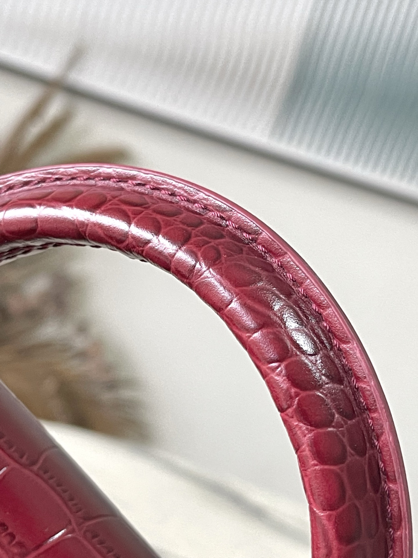 特级原厂皮 M86153 酒红色(鳄鱼纹-花卉白贝母)高贵的鳄鱼皮纹,奢华的山羊皮衬里,闪亮的金属饰件,