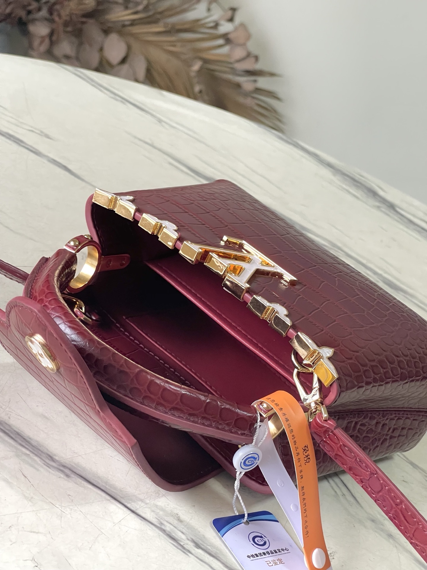 特级原厂皮 M86153 酒红色(鳄鱼纹-花卉白贝母)高贵的鳄鱼皮纹,奢华的山羊皮衬里,闪亮的金属饰件,