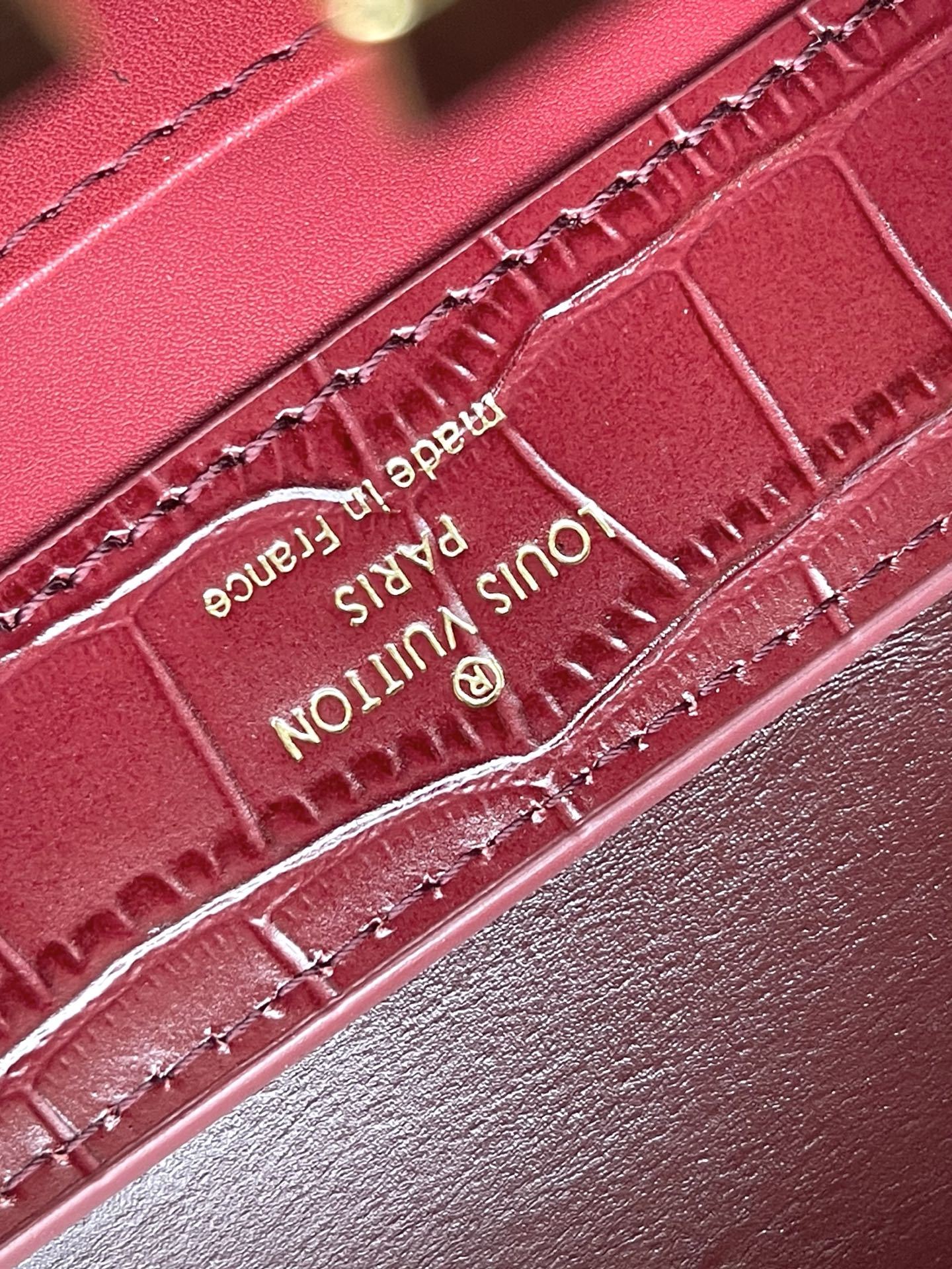 特级原厂皮 M86153 酒红色(鳄鱼纹-花卉白贝母)高贵的鳄鱼皮纹,奢华的山羊皮衬里,闪亮的金属饰件,