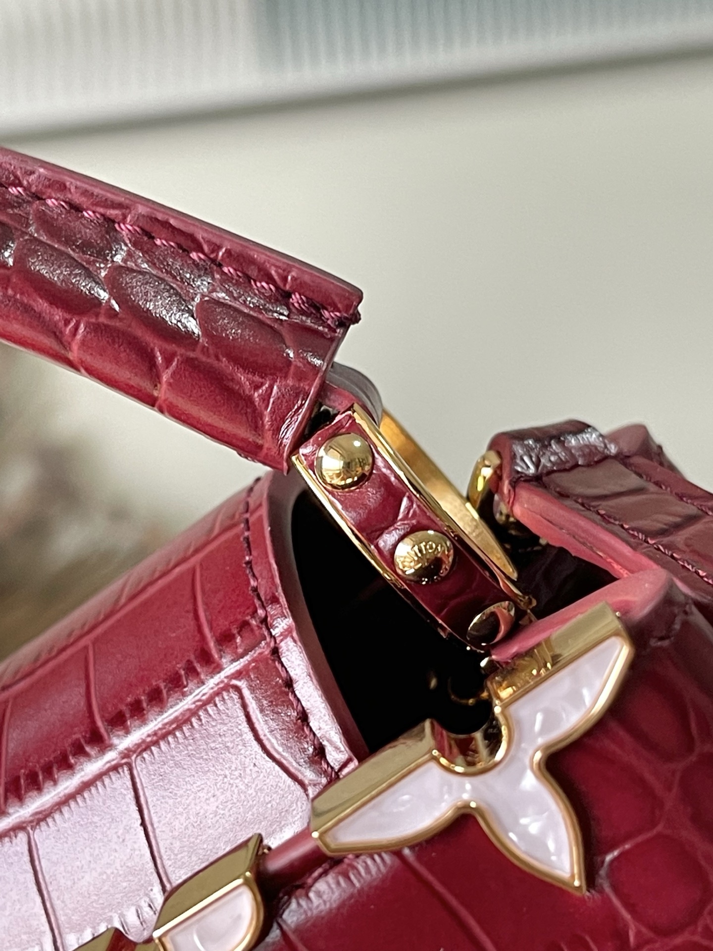 特级原厂皮 M86153 酒红色(鳄鱼纹-花卉白贝母)高贵的鳄鱼皮纹,奢华的山羊皮衬里,闪亮的金属饰件,