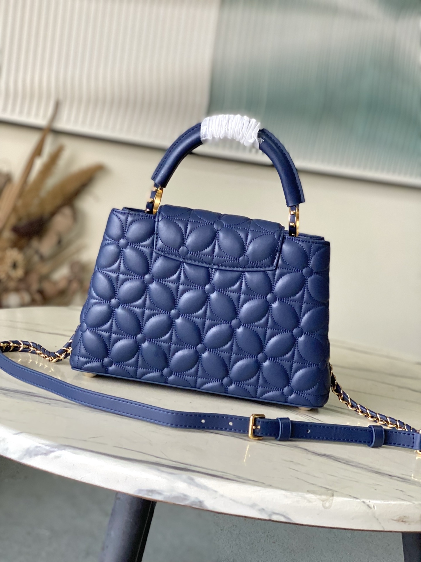 特级原厂皮 M25283 深蓝色小号 Capucines 小号为本季重新构想了绗缝绽放效果,向标志性的M