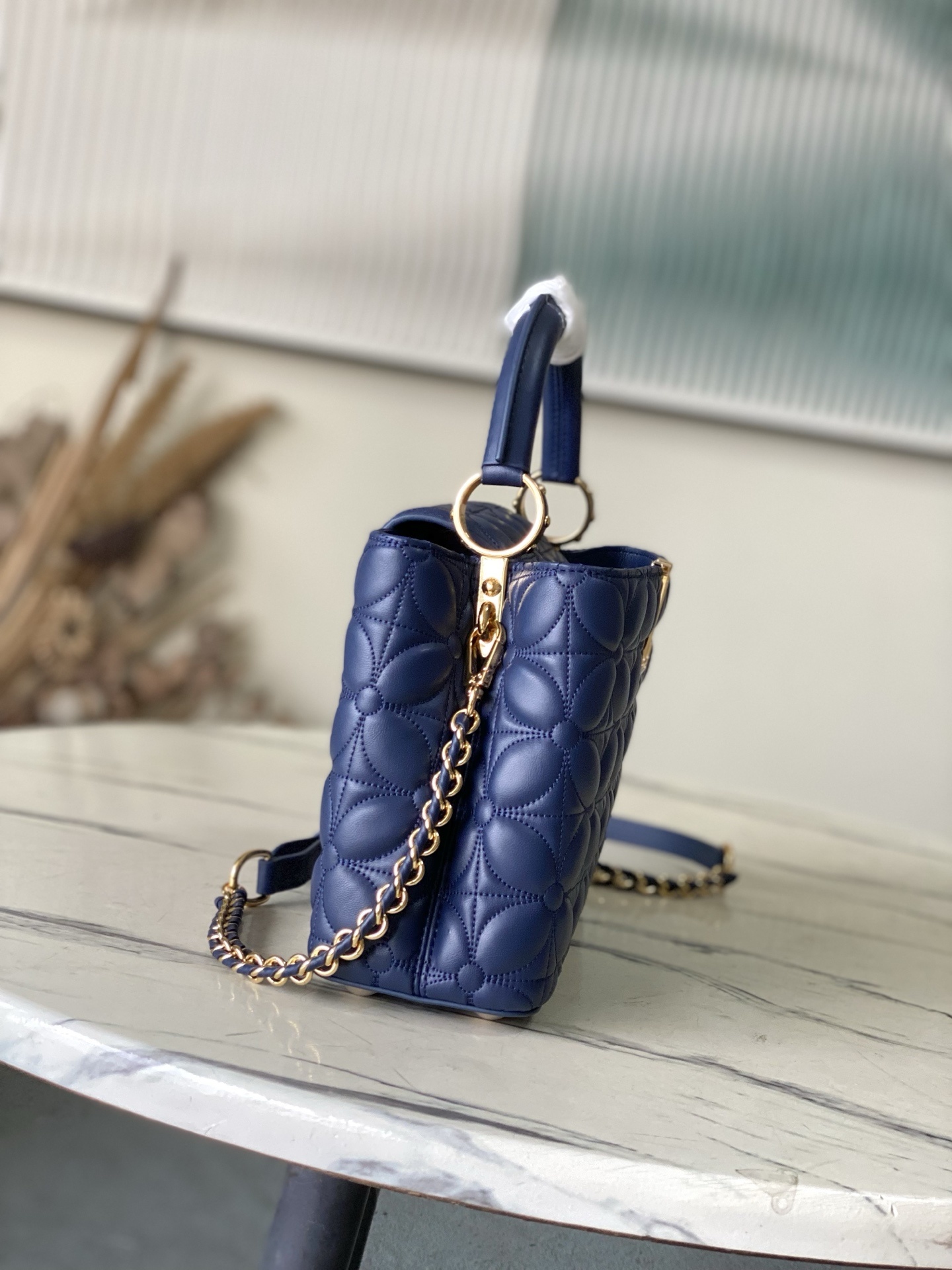 特级原厂皮 M25283 深蓝色小号 Capucines 小号为本季重新构想了绗缝绽放效果,向标志性的M