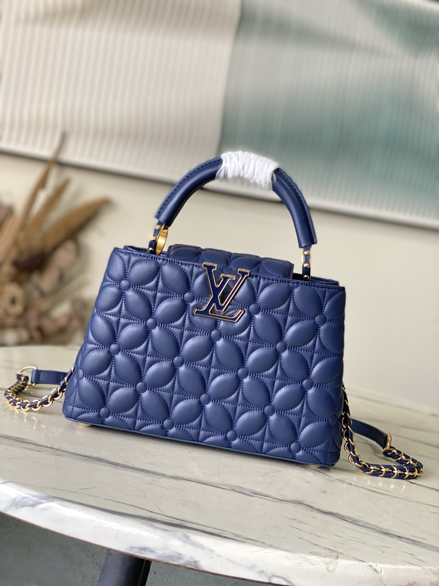 特级原厂皮 M25283 深蓝色小号 Capucines 小号为本季重新构想了绗缝绽放效果，向标志性的M