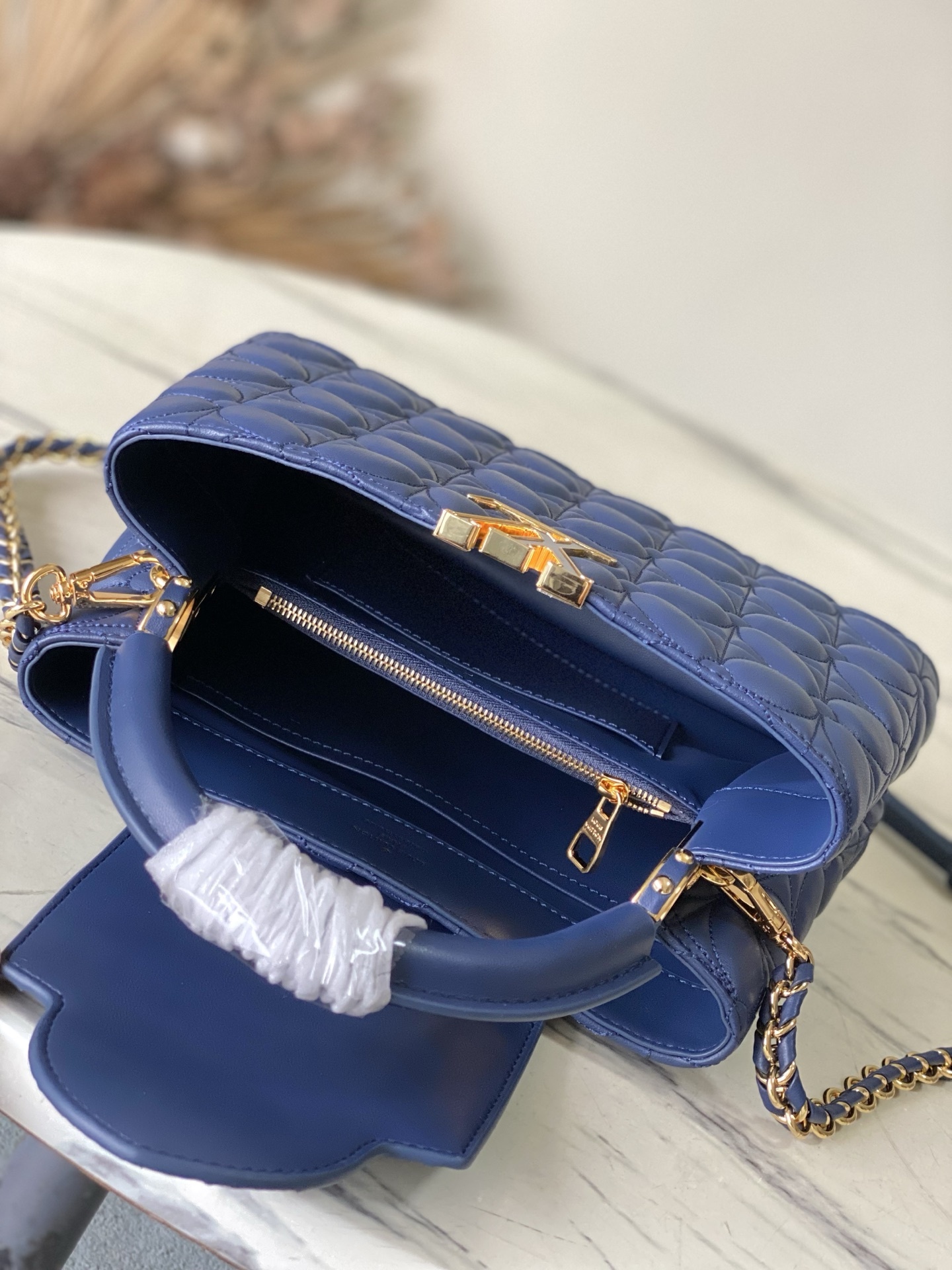 特级原厂皮 M25283 深蓝色小号 Capucines 小号为本季重新构想了绗缝绽放效果,向标志性的M