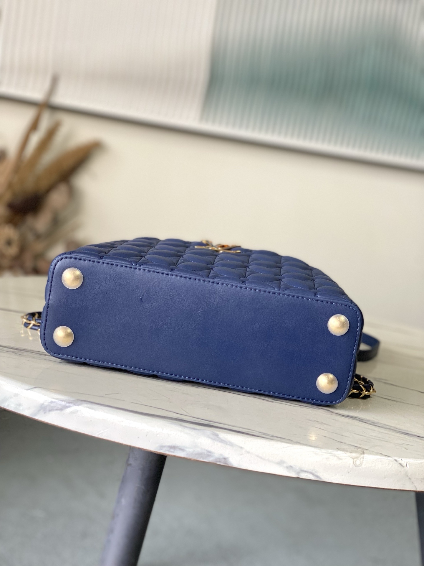 特级原厂皮 M25283 深蓝色小号 Capucines 小号为本季重新构想了绗缝绽放效果,向标志性的M