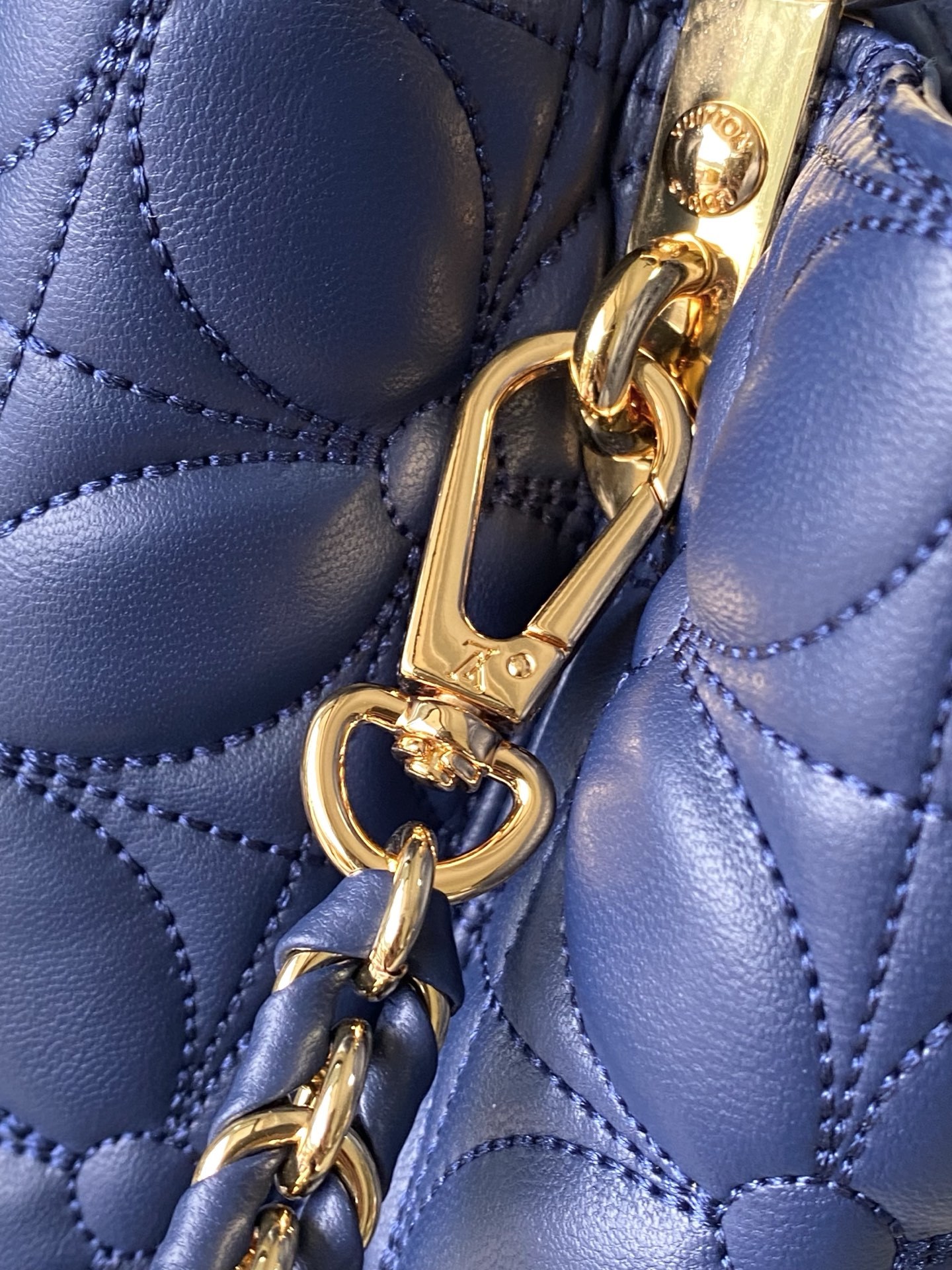 特级原厂皮 M25283 深蓝色小号 Capucines 小号为本季重新构想了绗缝绽放效果,向标志性的M