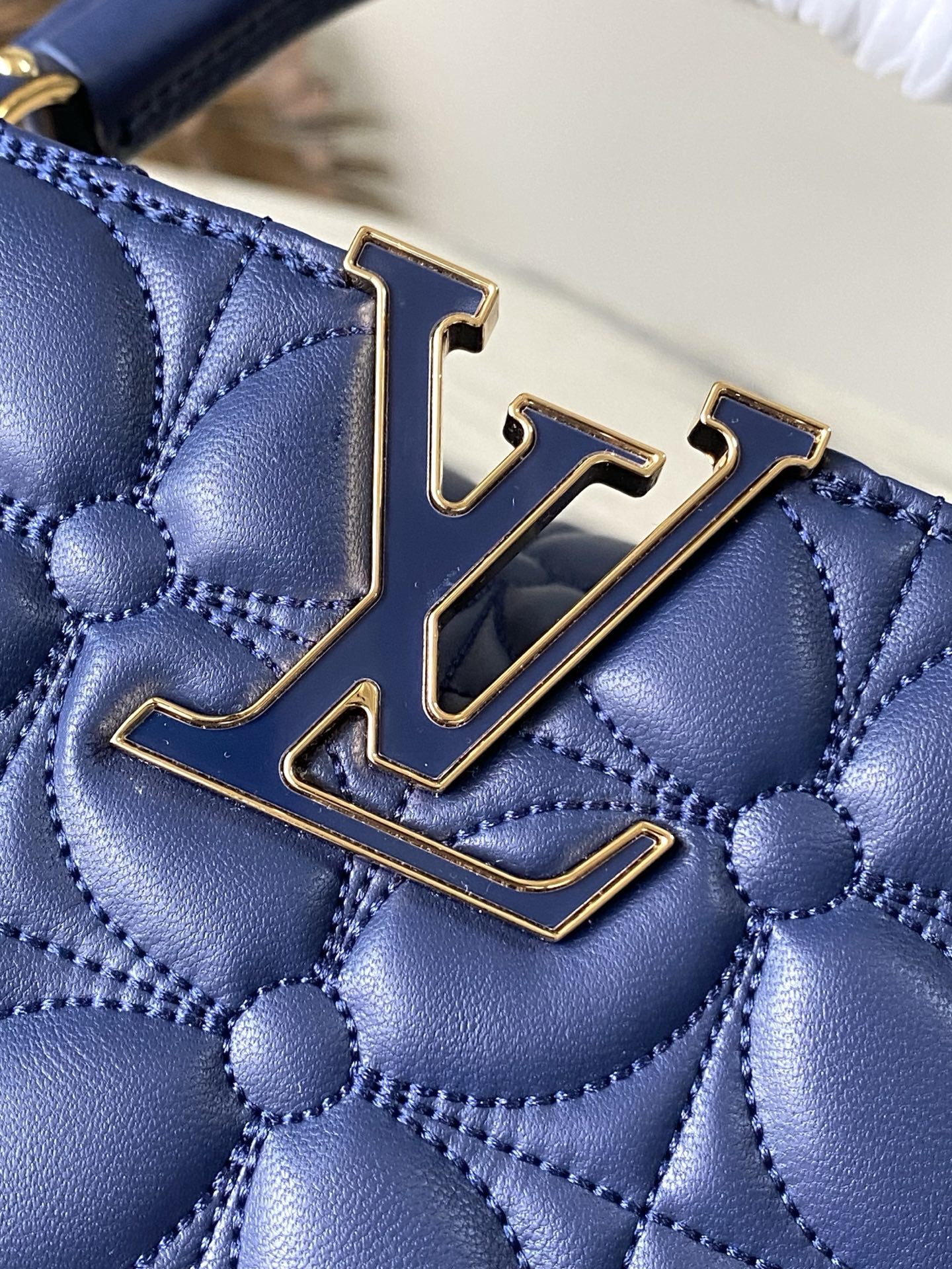 特级原厂皮 M25283 深蓝色小号 Capucines 小号为本季重新构想了绗缝绽放效果,向标志性的M