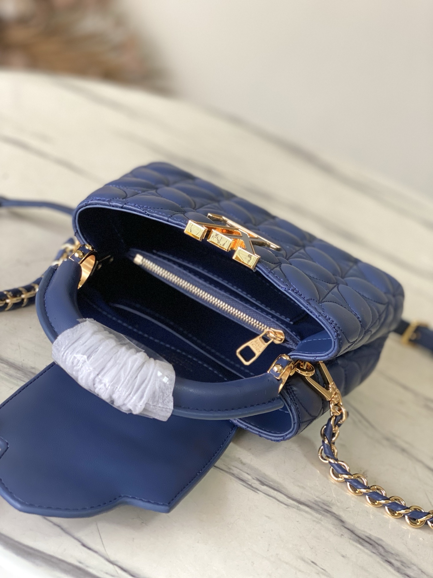 特级原厂皮 M25283 深蓝色迷你 Capucines 迷你为本季重新构想了绗缝绽放效果,向标志性的M