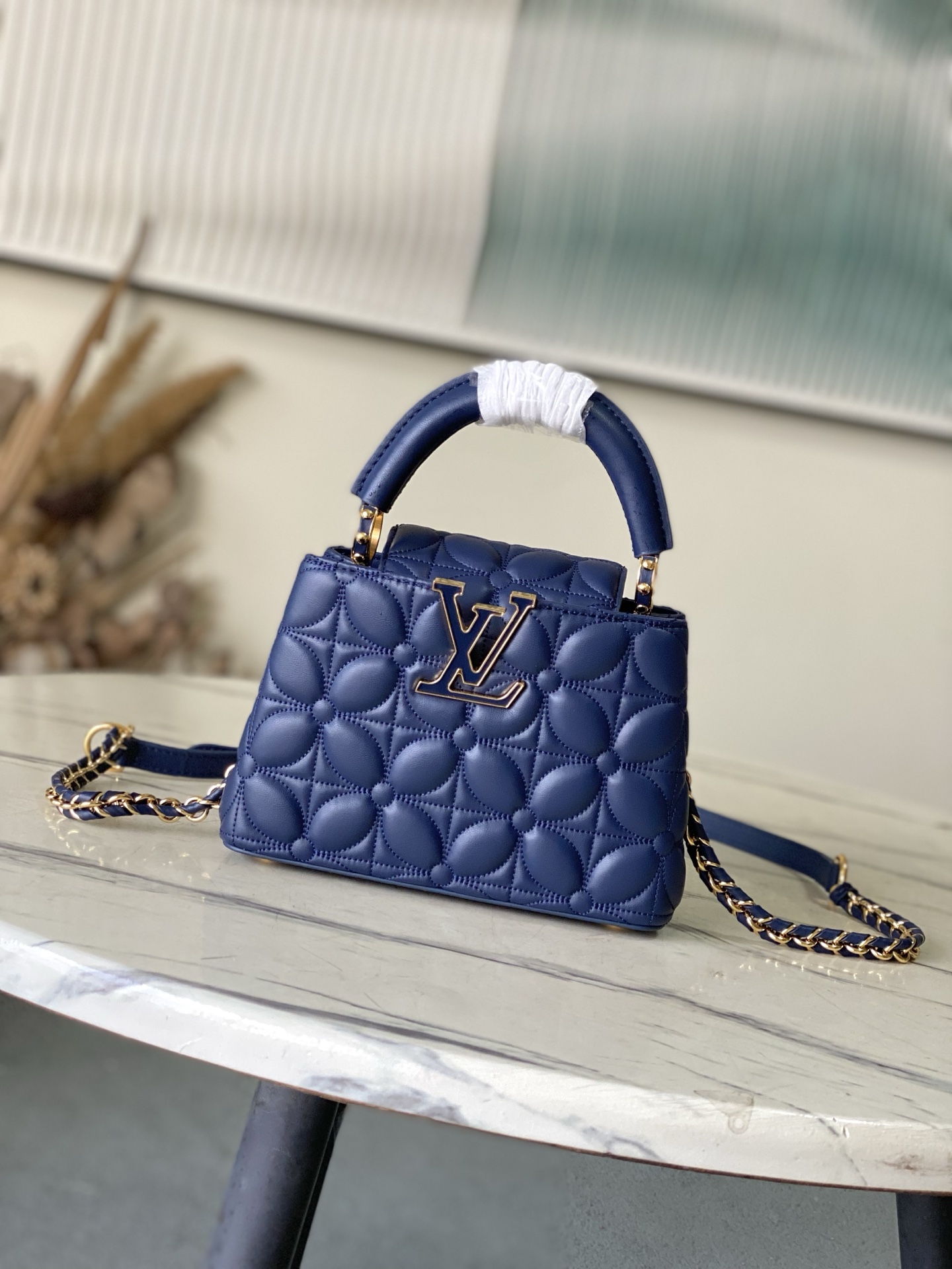 特级原厂皮 M25283 深蓝色迷你 Capucines 迷你为本季重新构想了绗缝绽放效果，向标志性的M