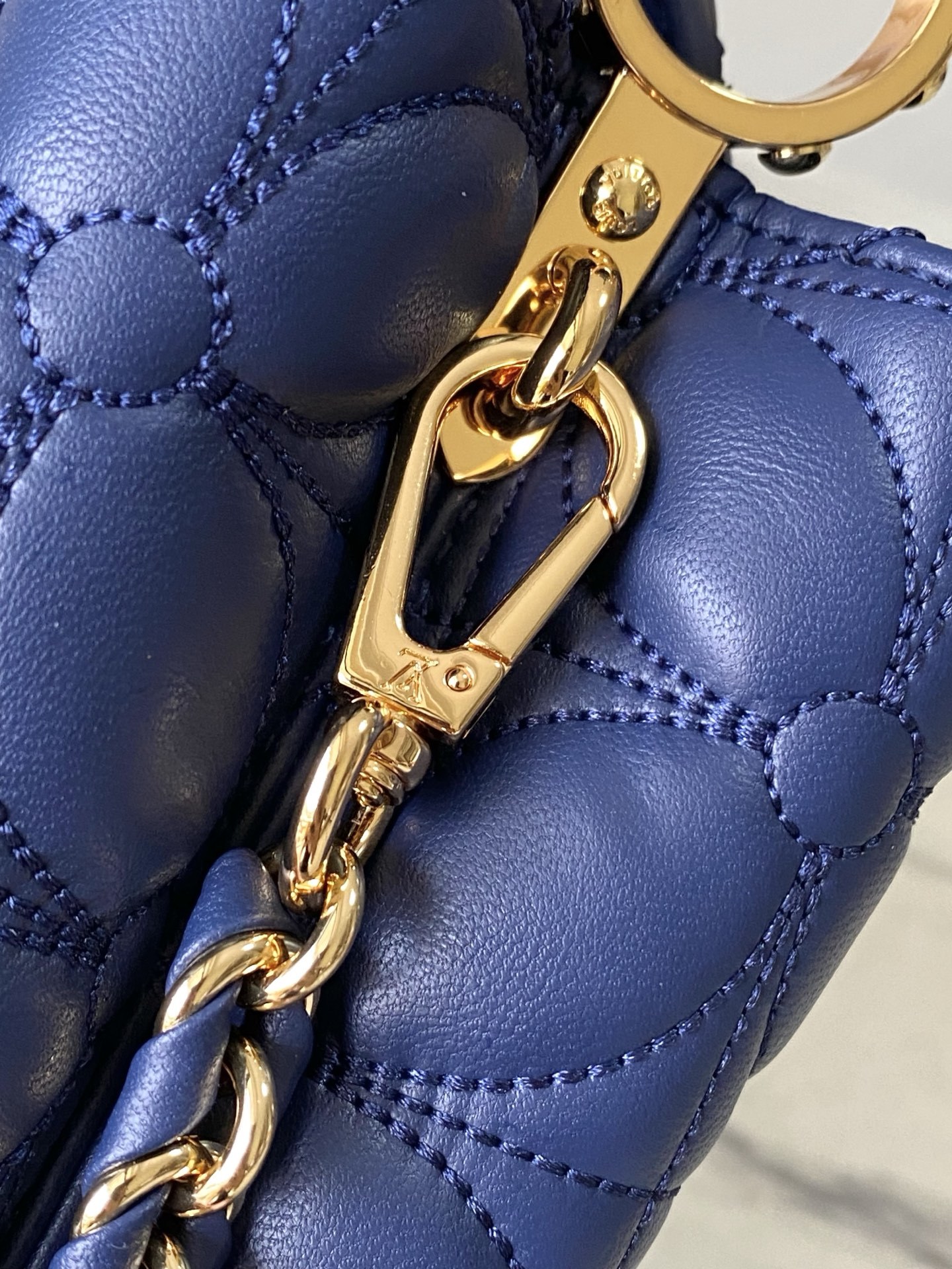 特级原厂皮 M25283 深蓝色迷你 Capucines 迷你为本季重新构想了绗缝绽放效果,向标志性的M