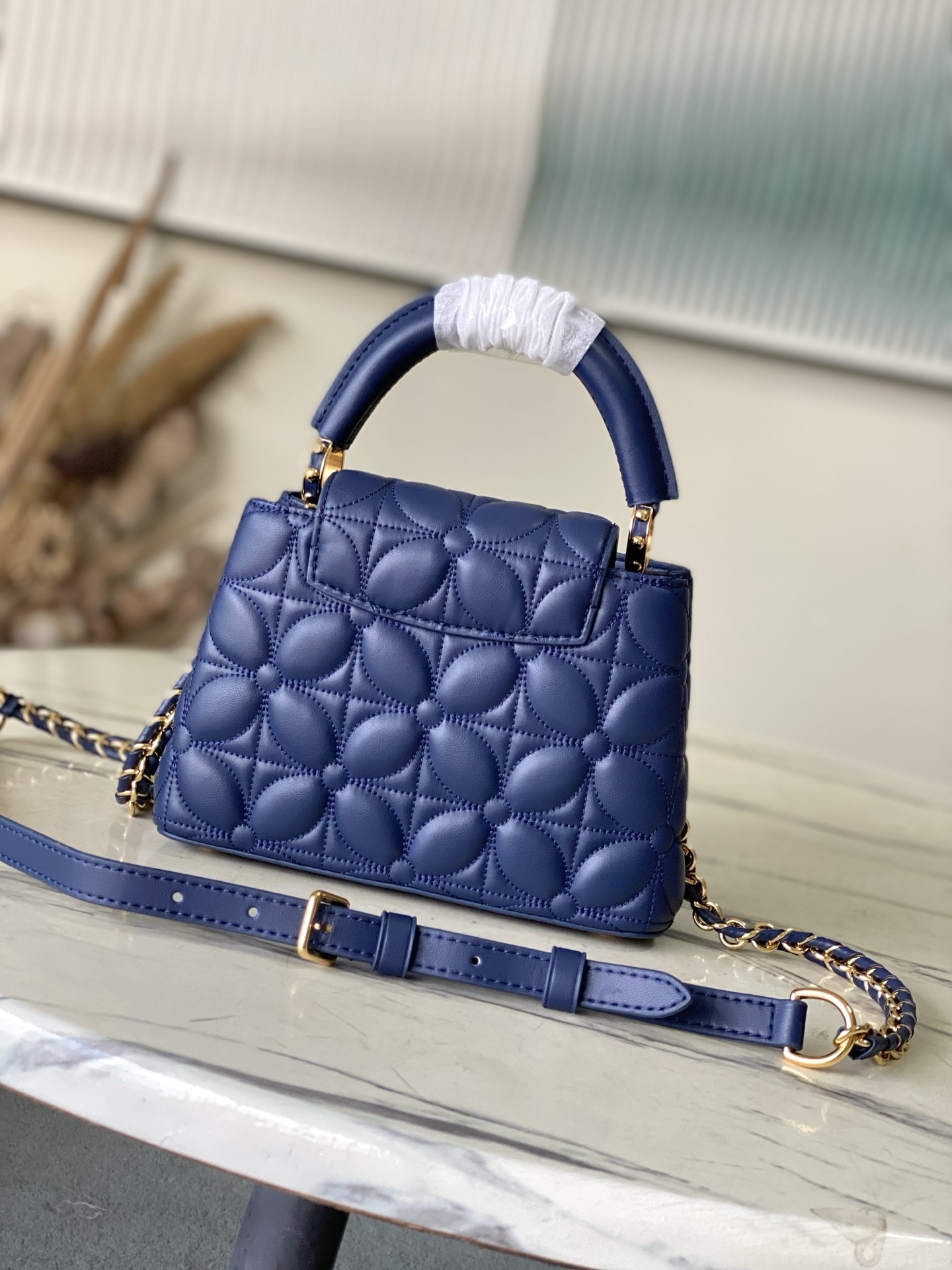 特级原厂皮 M25283 深蓝色迷你 Capucines 迷你为本季重新构想了绗缝绽放效果,向标志性的M