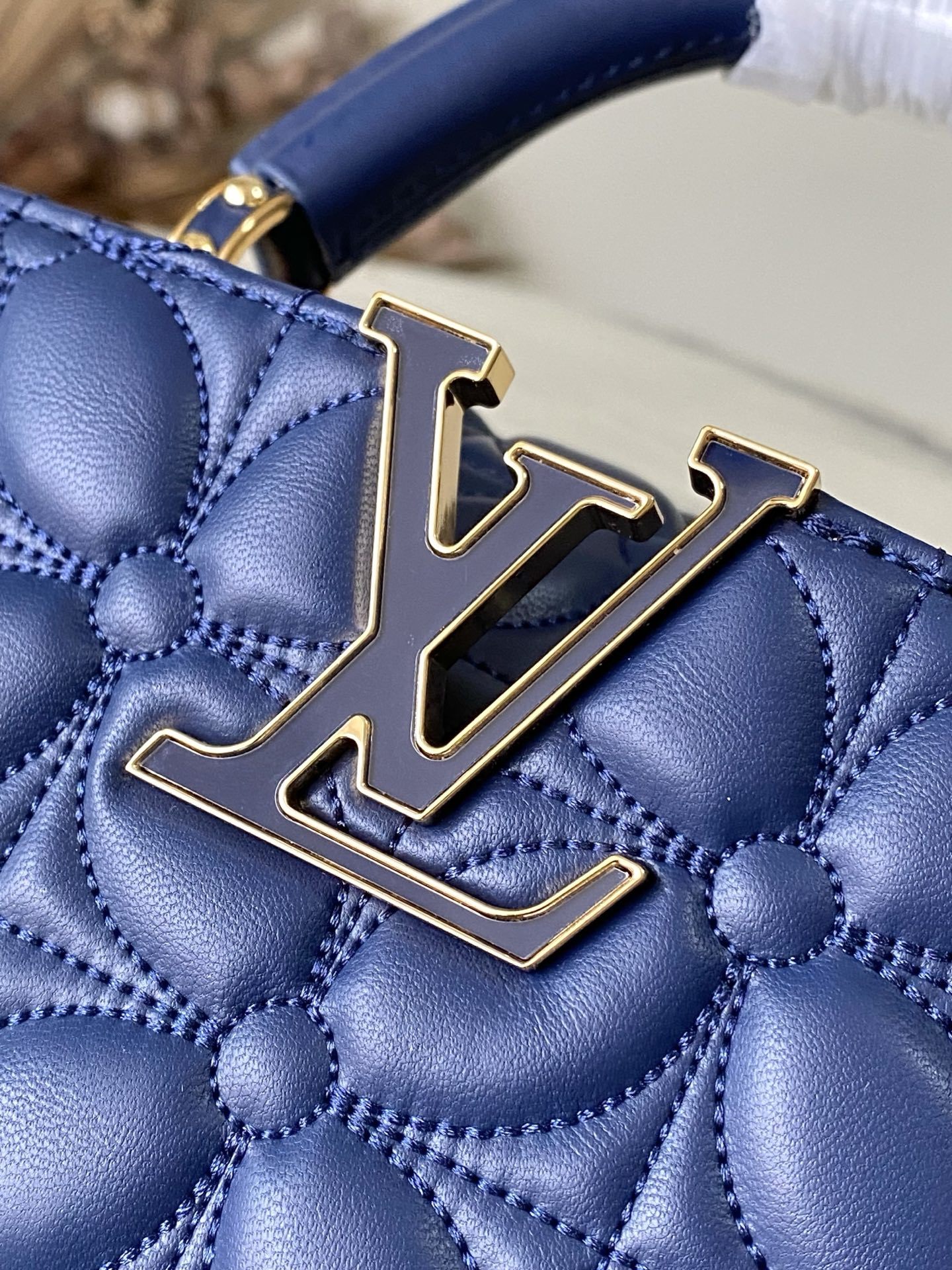 特级原厂皮 M25283 深蓝色迷你 Capucines 迷你为本季重新构想了绗缝绽放效果,向标志性的M