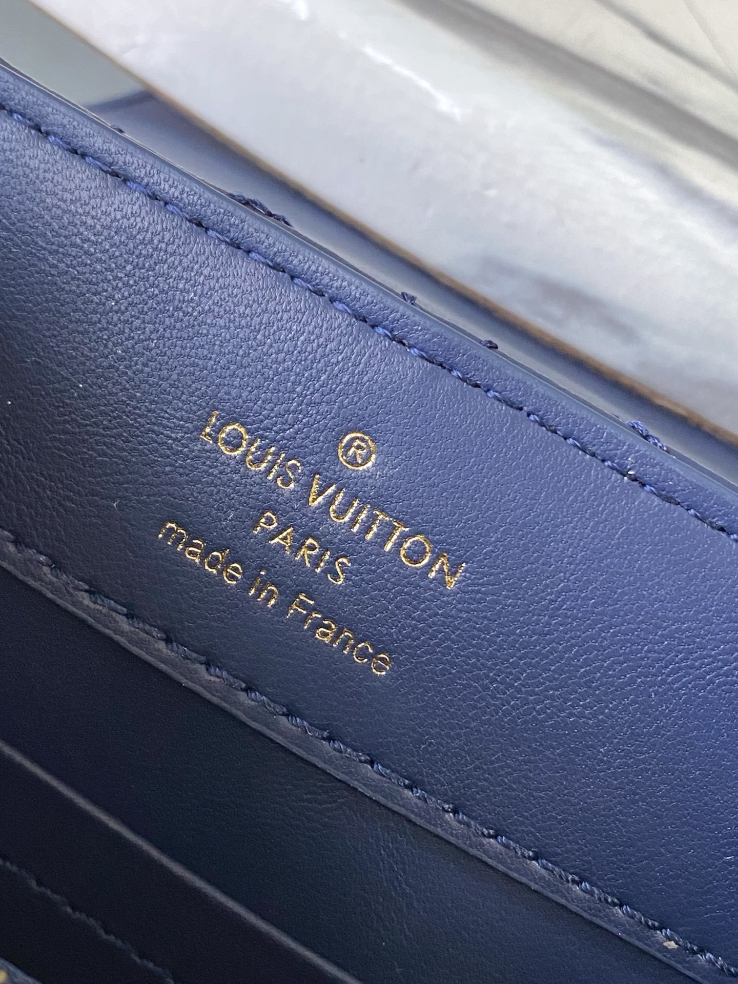 特级原厂皮 M25283 深蓝色迷你 Capucines 迷你为本季重新构想了绗缝绽放效果,向标志性的M