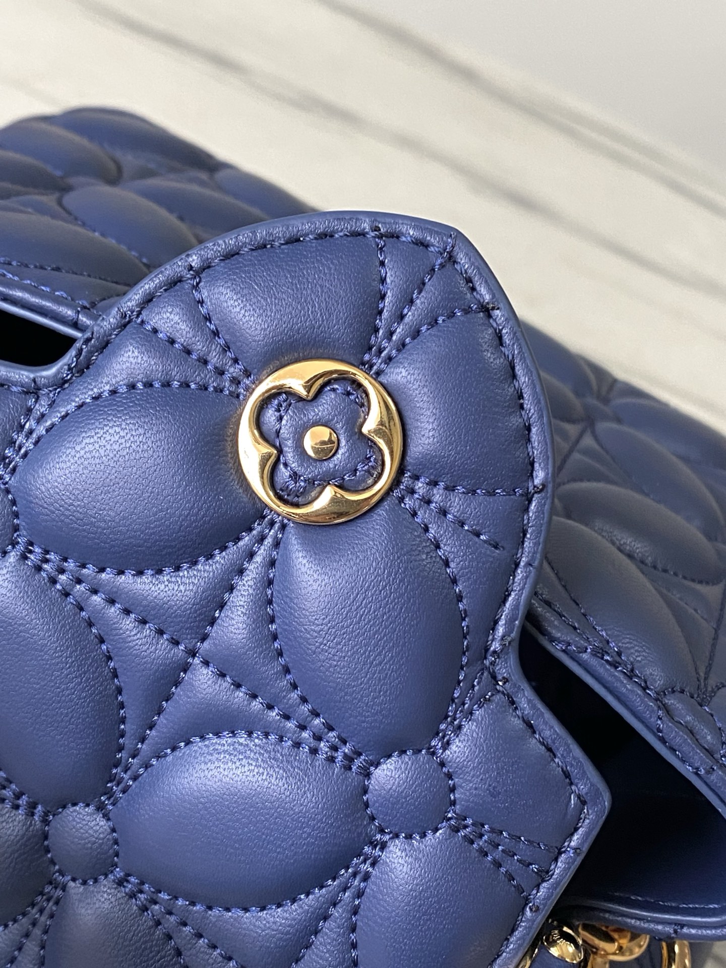 特级原厂皮 M25283 深蓝色迷你 Capucines 迷你为本季重新构想了绗缝绽放效果,向标志性的M