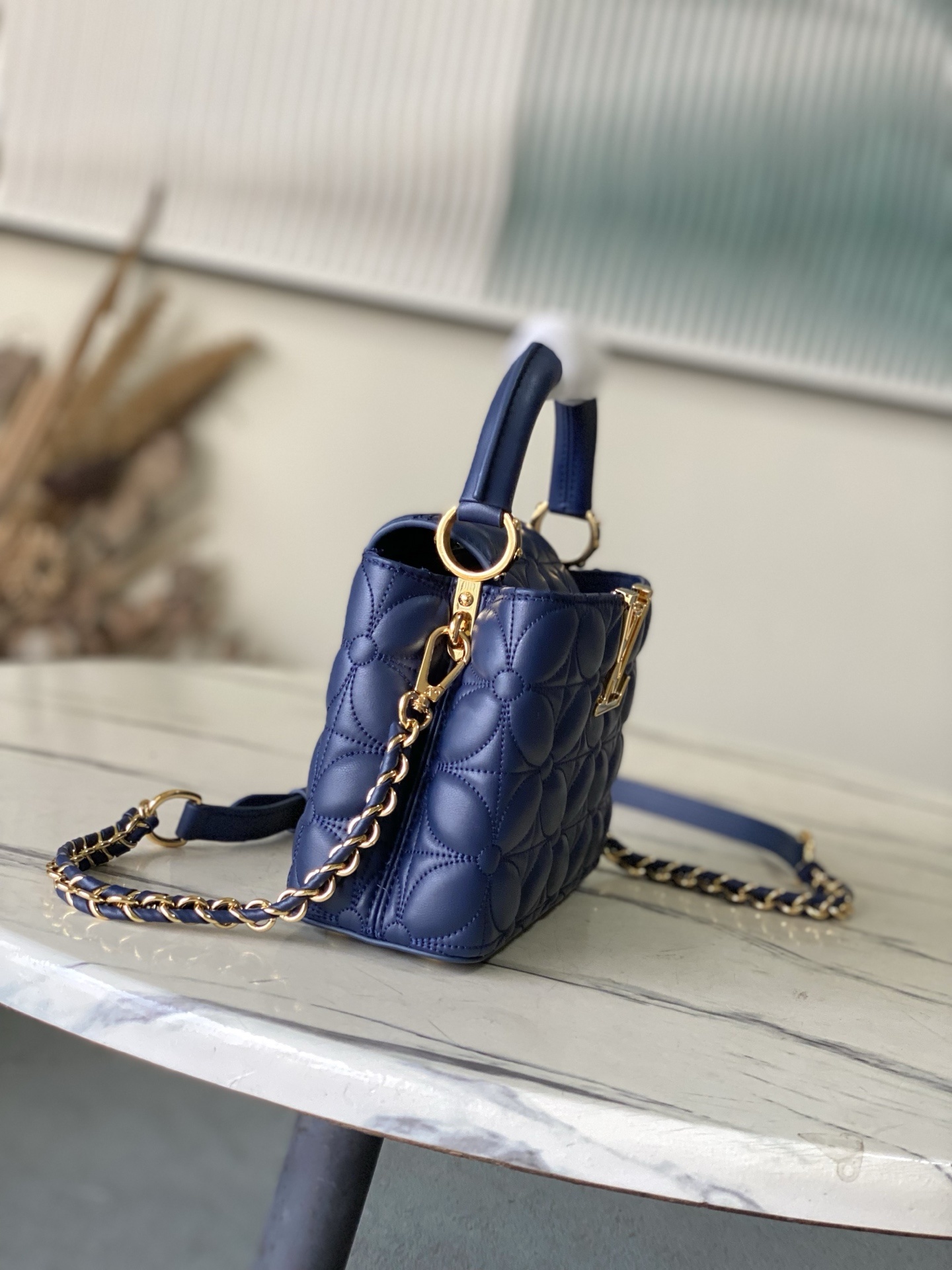 特级原厂皮 M25283 深蓝色迷你 Capucines 迷你为本季重新构想了绗缝绽放效果,向标志性的M