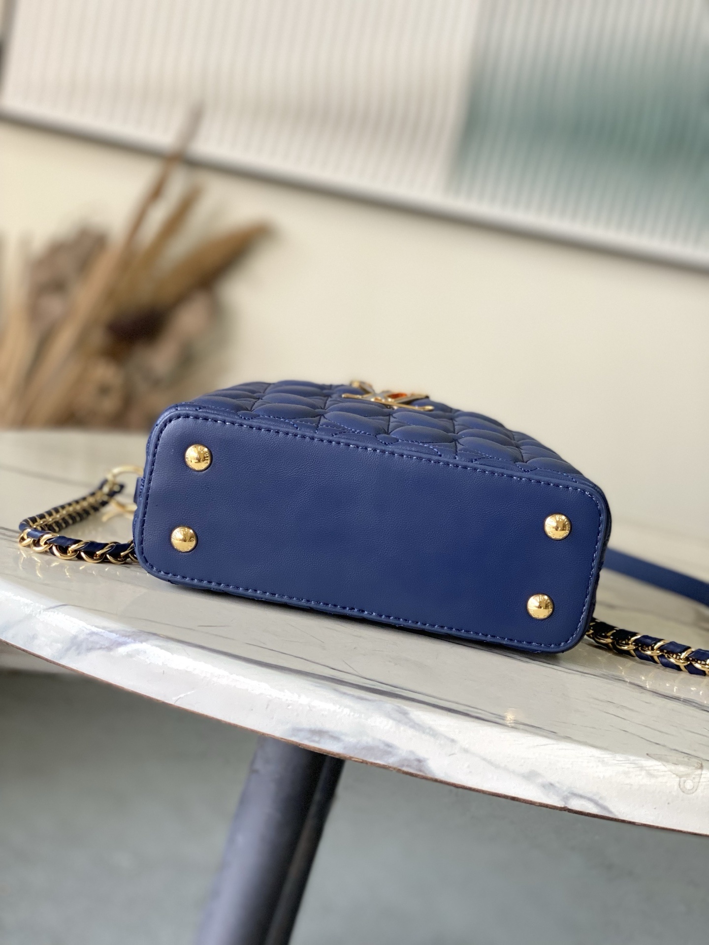 特级原厂皮 M25283 深蓝色迷你 Capucines 迷你为本季重新构想了绗缝绽放效果,向标志性的M