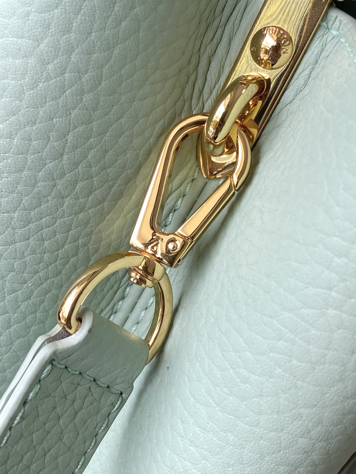 特级原厂皮 M15157 牛油果绿小号 Capucines系列以1854年路易威登开设首家门店的巴黎街道