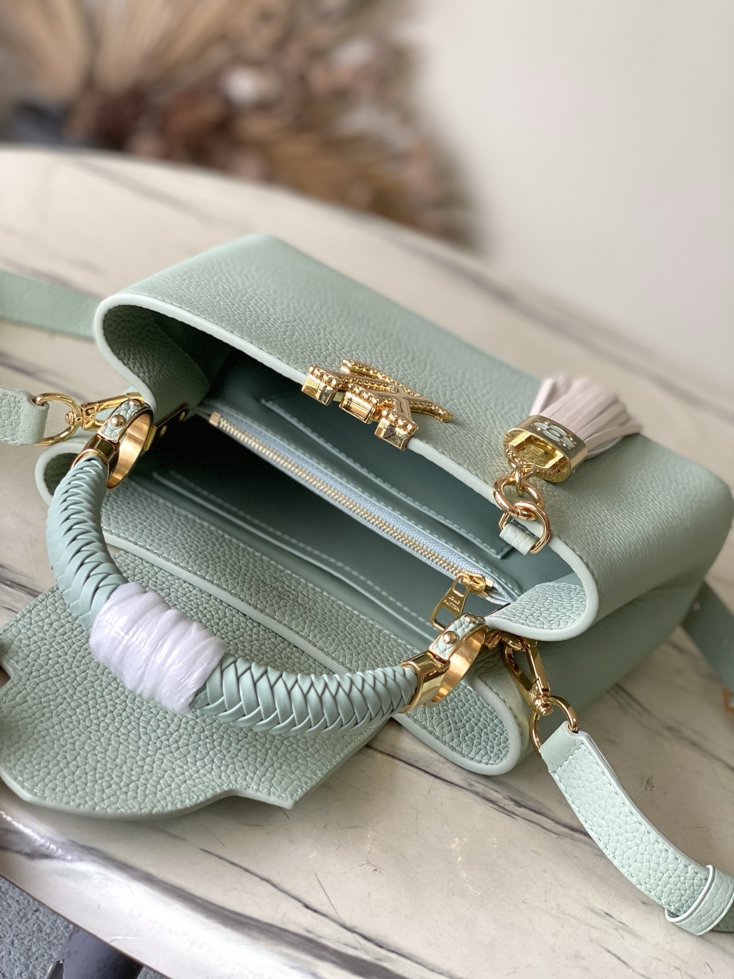 特级原厂皮 M15157 牛油果绿小号 Capucines系列以1854年路易威登开设首家门店的巴黎街道