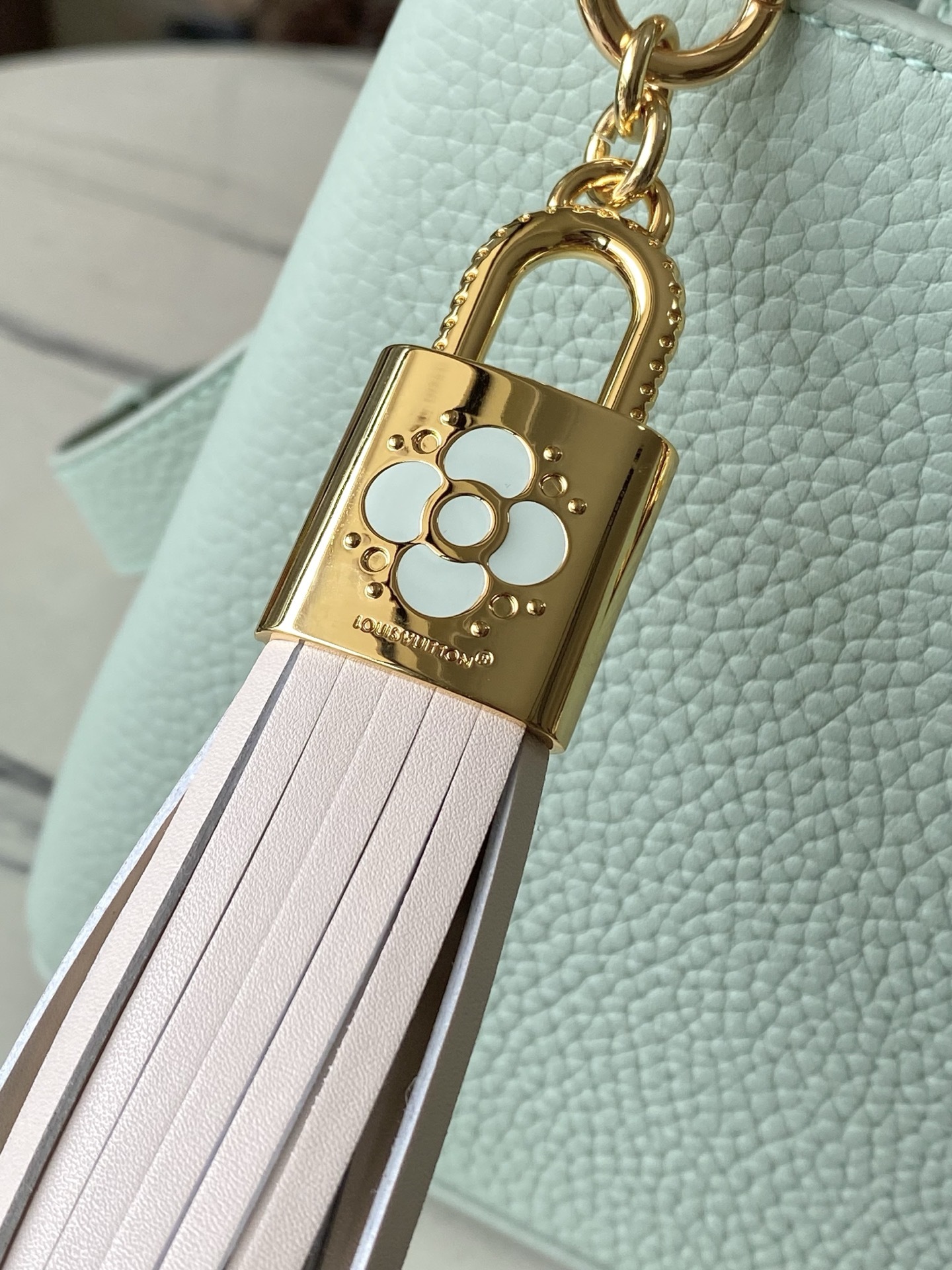 特级原厂皮 M15157 牛油果绿小号 Capucines系列以1854年路易威登开设首家门店的巴黎街道