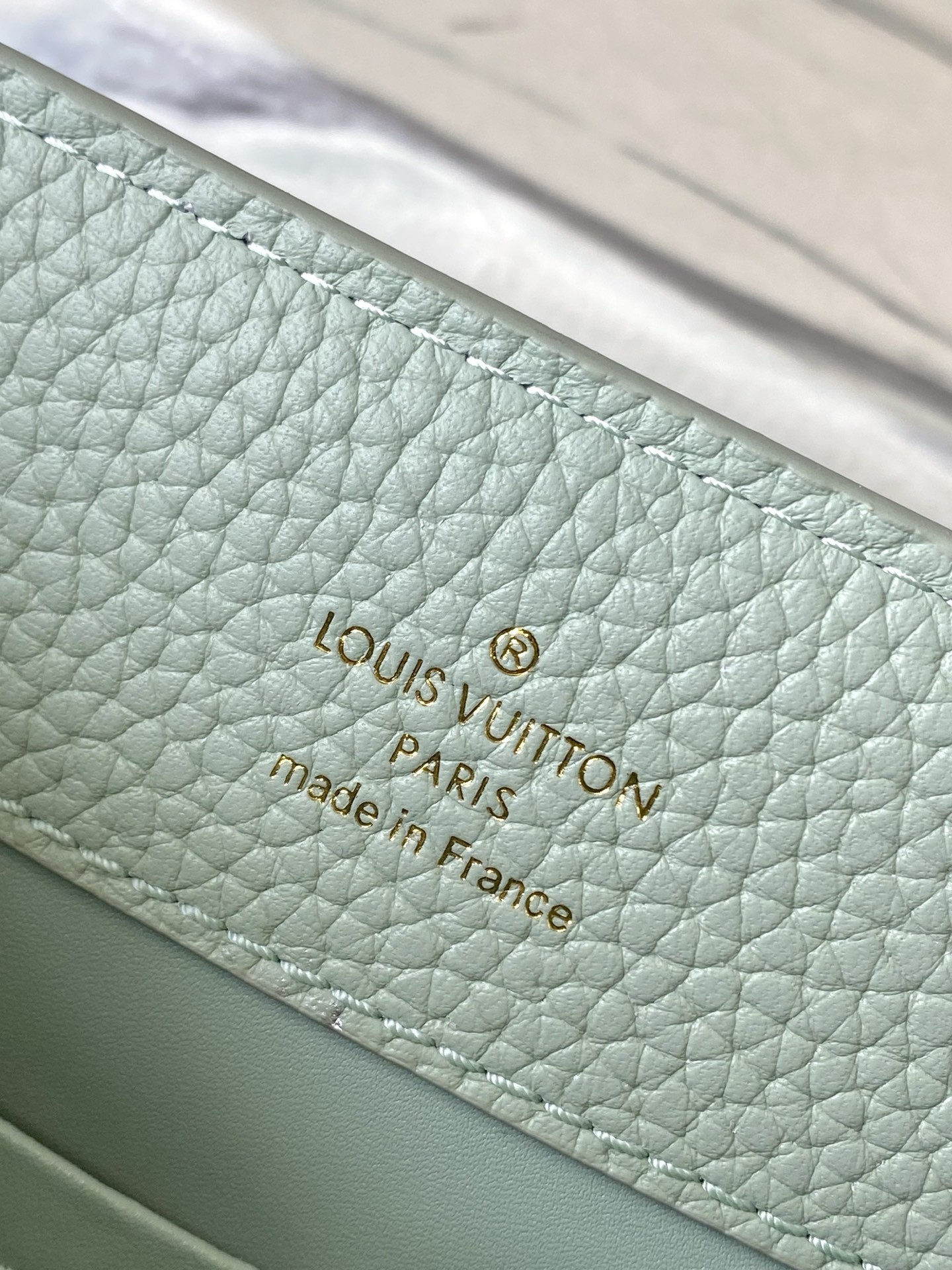 特级原厂皮 M15157 牛油果绿小号 Capucines系列以1854年路易威登开设首家门店的巴黎街道