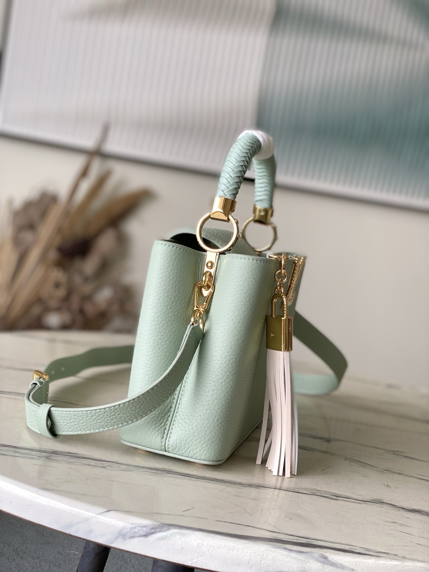 特级原厂皮 M15157 牛油果绿小号 Capucines系列以1854年路易威登开设首家门店的巴黎街道