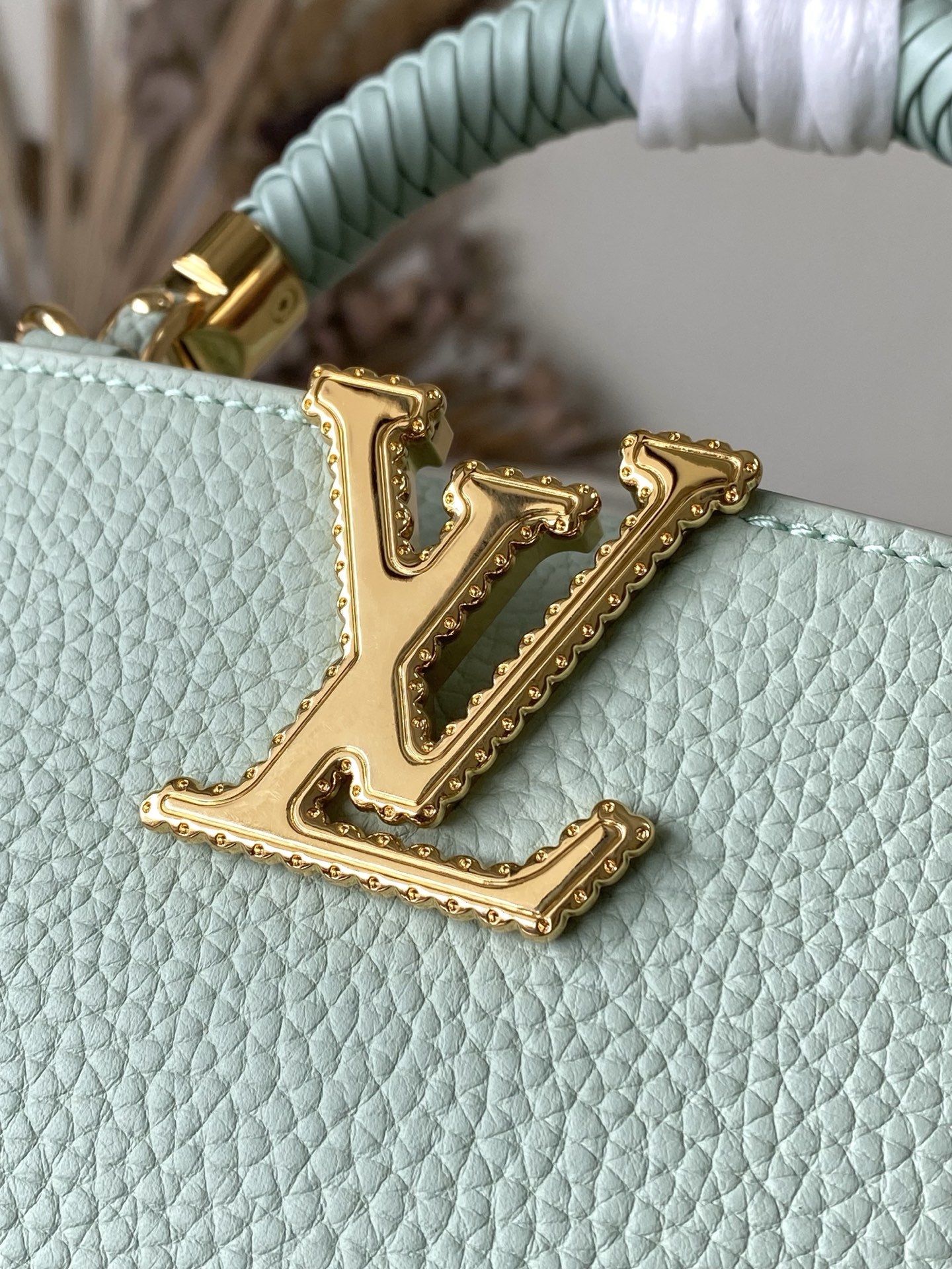 特级原厂皮 M15157 牛油果绿迷你 Capucines系列以1854年路易威登开设首家门店的巴黎街道