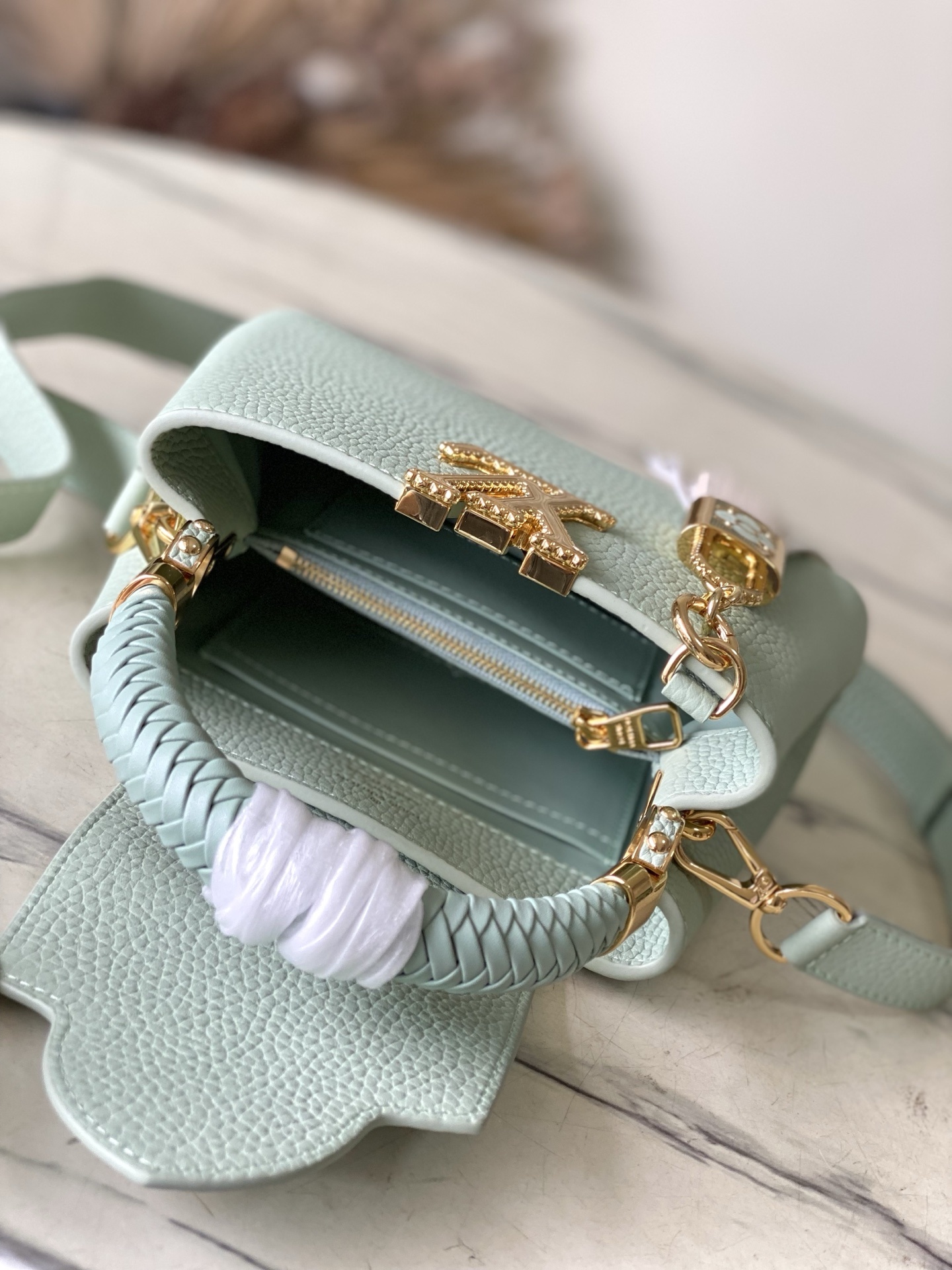 特级原厂皮 M15157 牛油果绿迷你 Capucines系列以1854年路易威登开设首家门店的巴黎街道