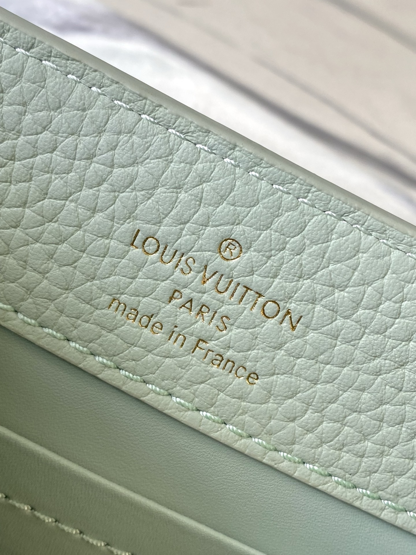 特级原厂皮 M15157 牛油果绿迷你 Capucines系列以1854年路易威登开设首家门店的巴黎街道