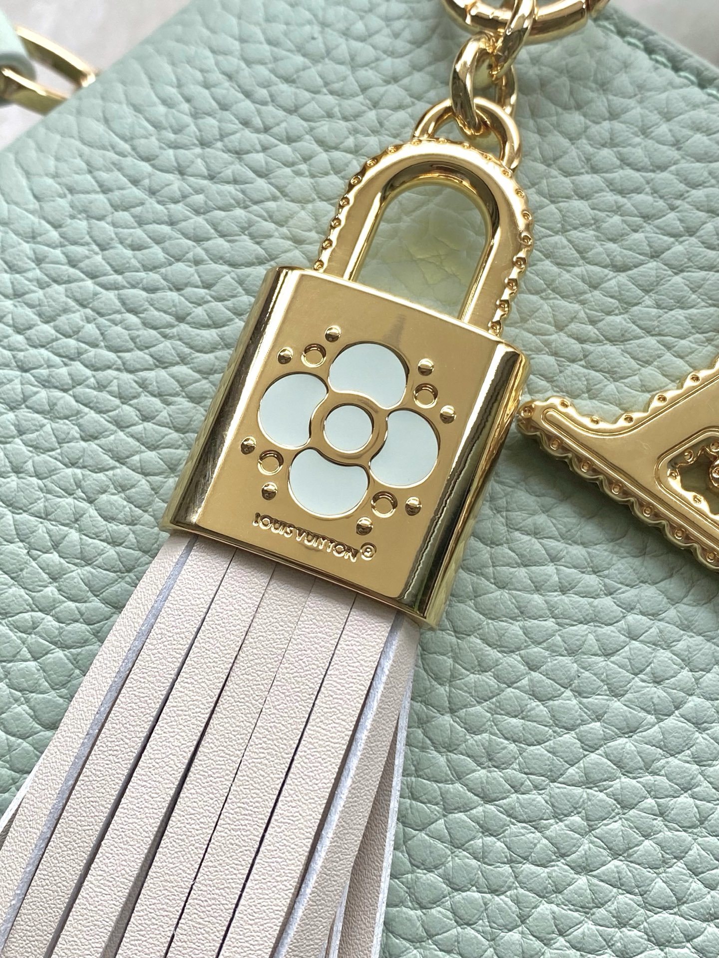 特级原厂皮 M15157 牛油果绿迷你 Capucines系列以1854年路易威登开设首家门店的巴黎街道