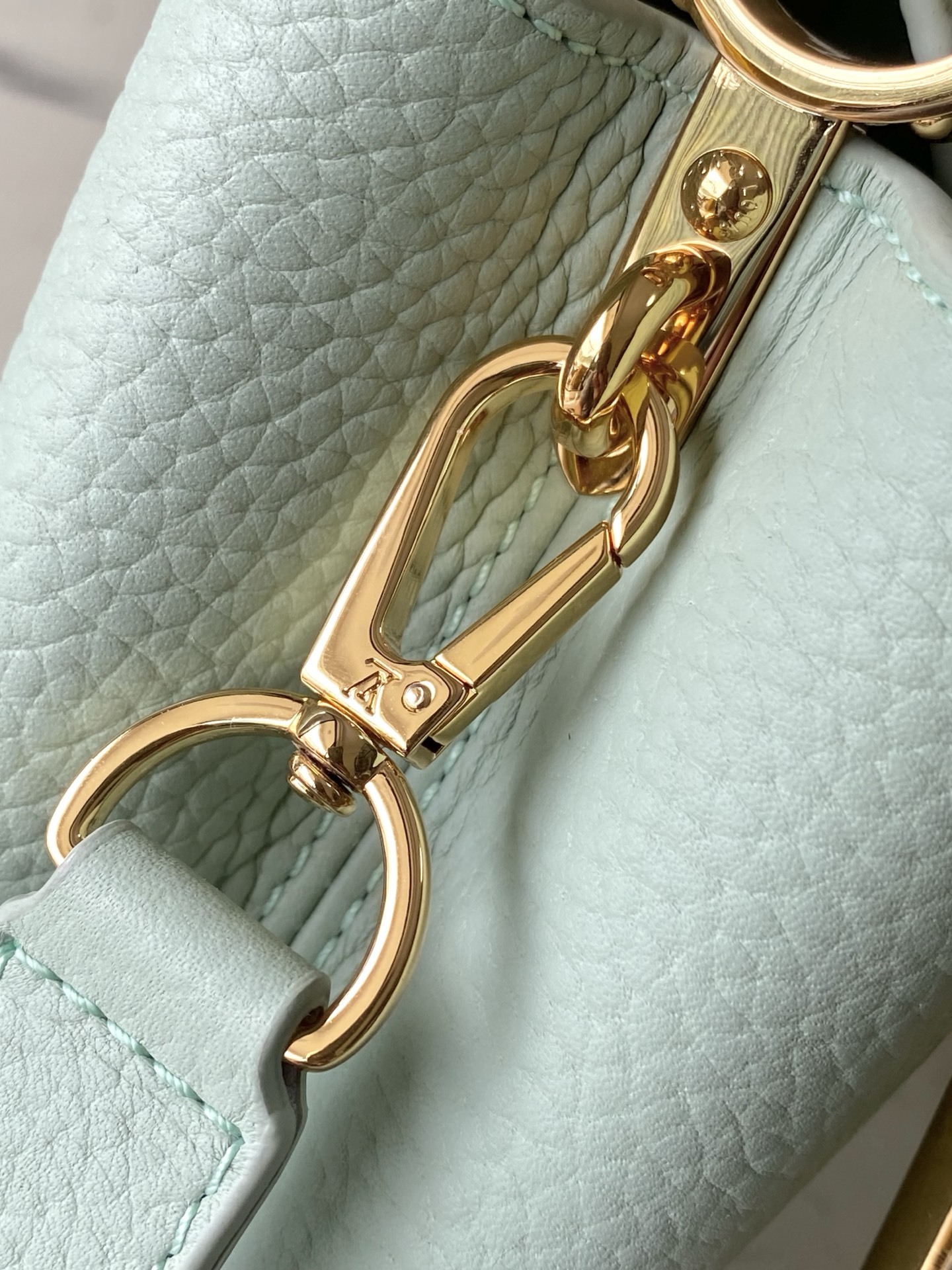 特级原厂皮 M15157 牛油果绿迷你 Capucines系列以1854年路易威登开设首家门店的巴黎街道