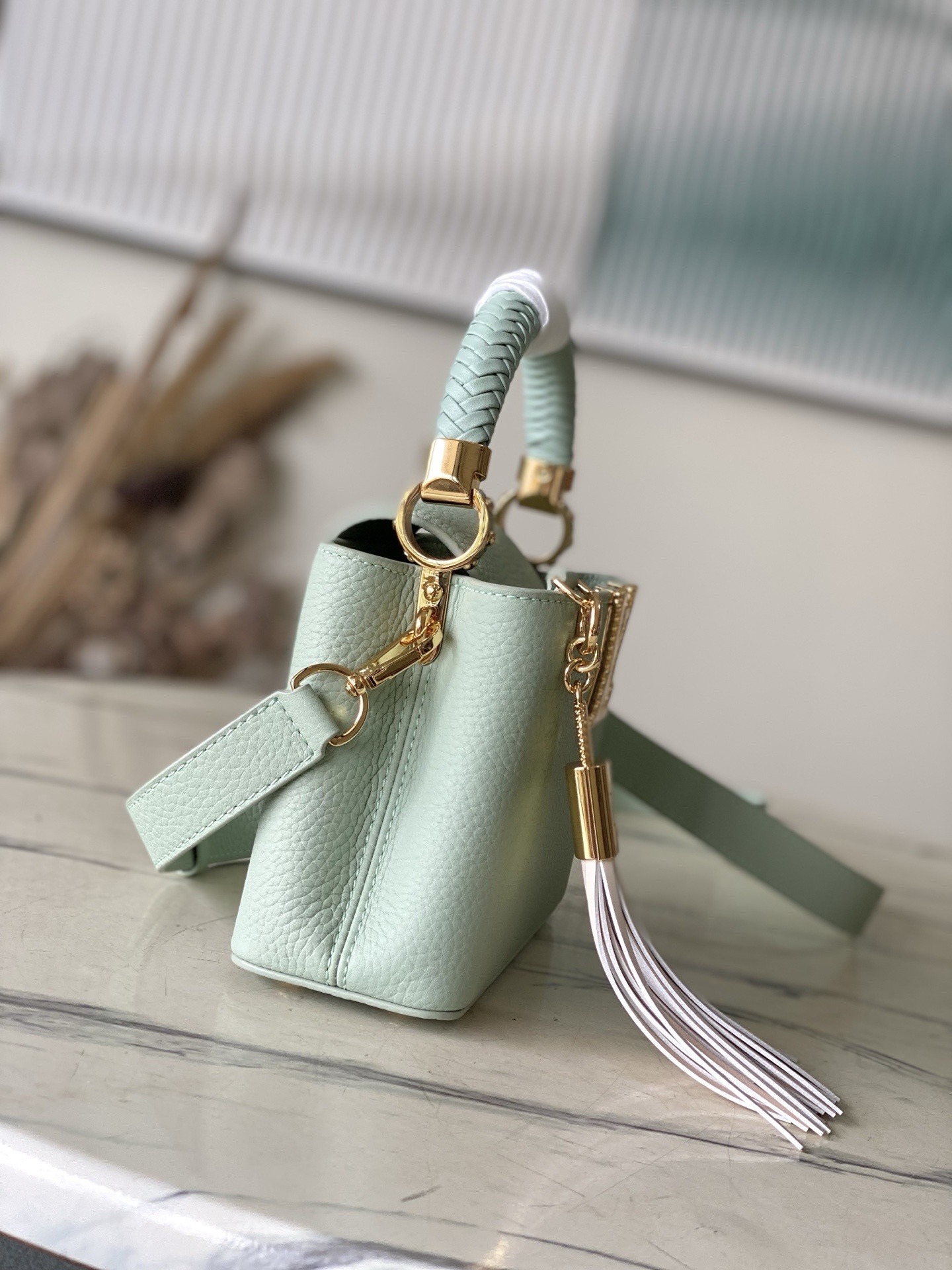 特级原厂皮 M15157 牛油果绿迷你 Capucines系列以1854年路易威登开设首家门店的巴黎街道