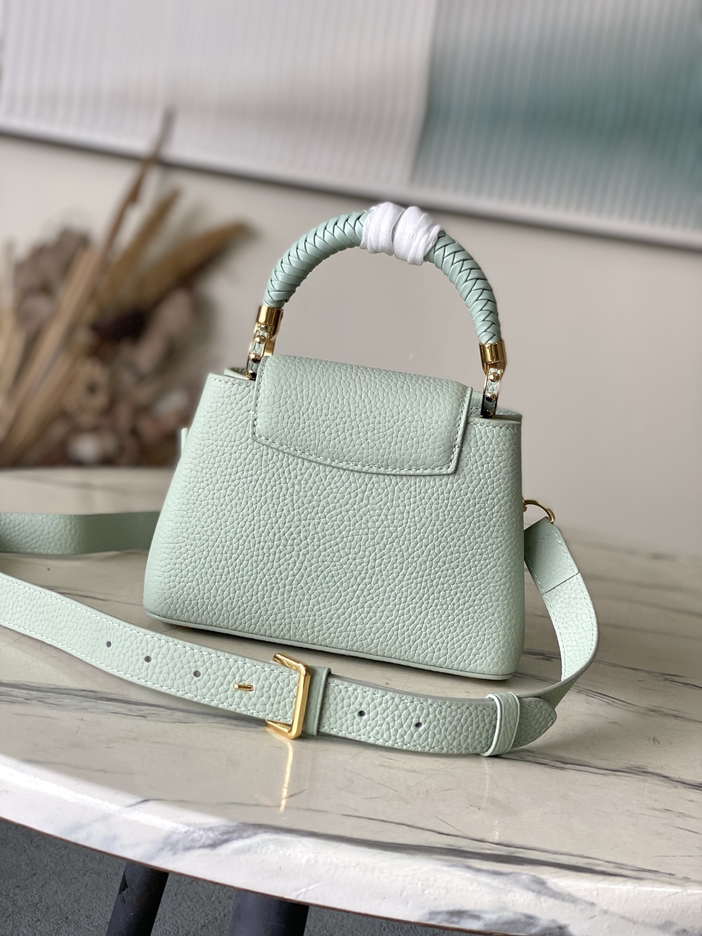 特级原厂皮 M15157 牛油果绿迷你 Capucines系列以1854年路易威登开设首家门店的巴黎街道