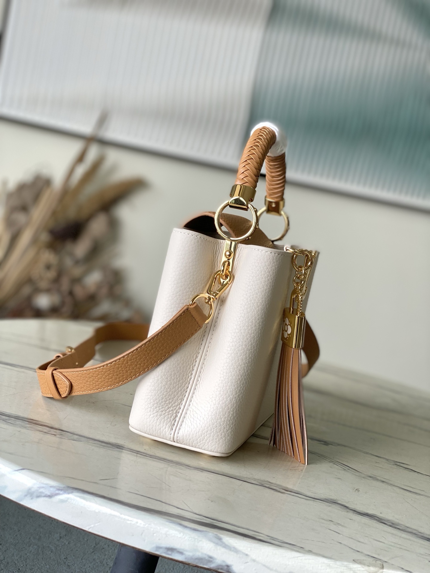 特级原厂皮 M25466 小号 Crafty 系列再度赋予 Capucines BB 手袋匠心之光。Ta