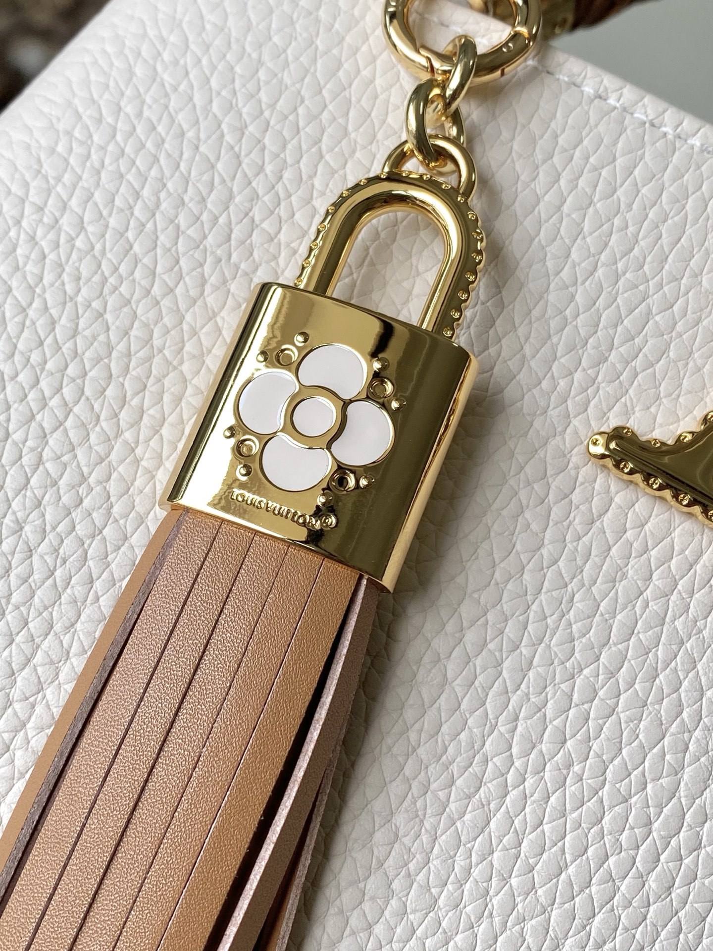 特级原厂皮 M25466 小号 Crafty 系列再度赋予 Capucines BB 手袋匠心之光。Ta