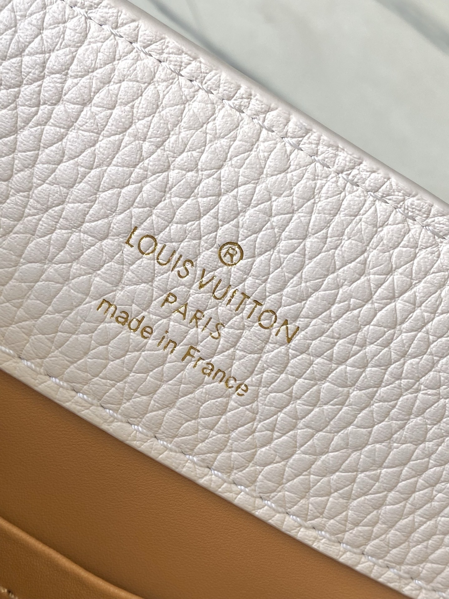 特级原厂皮 M25466 小号 Crafty 系列再度赋予 Capucines BB 手袋匠心之光。Ta