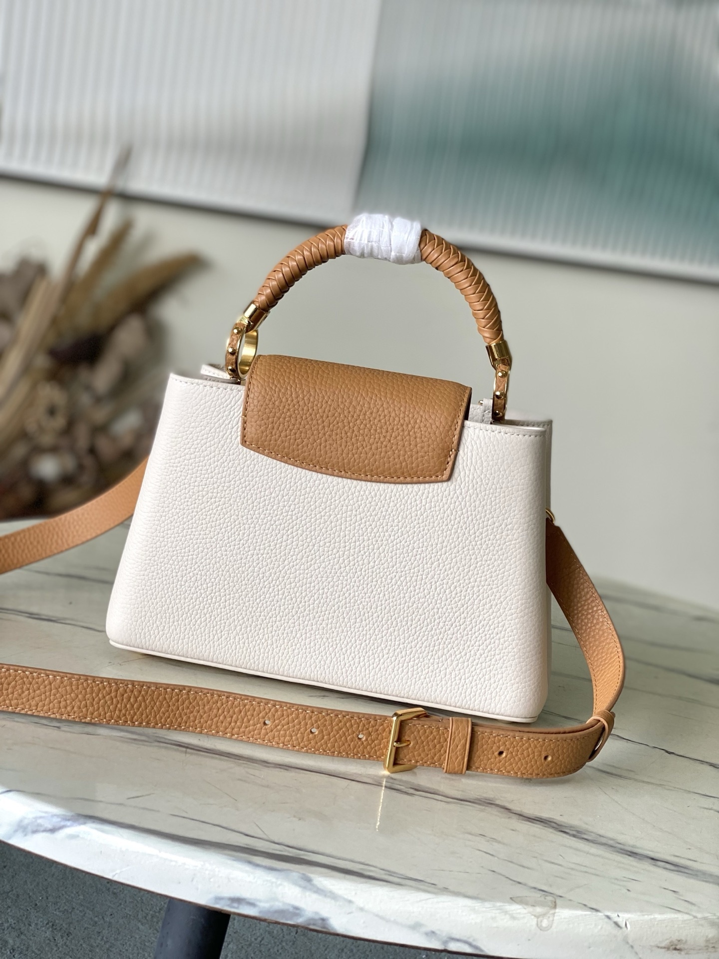 特级原厂皮 M25466 小号 Crafty 系列再度赋予 Capucines BB 手袋匠心之光。Ta