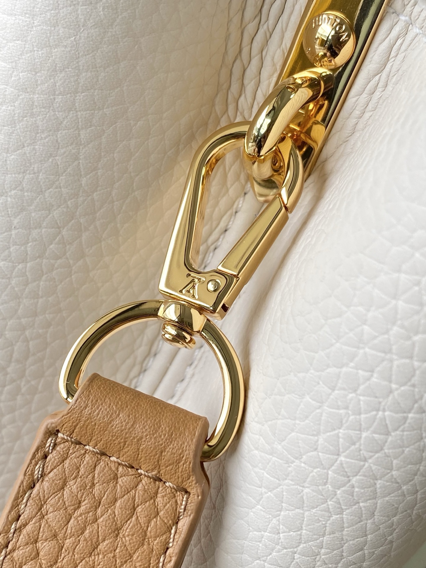 特级原厂皮 M25466 小号 Crafty 系列再度赋予 Capucines BB 手袋匠心之光。Ta