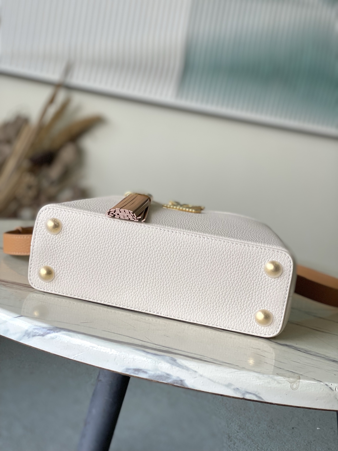 特级原厂皮 M25466 小号 Crafty 系列再度赋予 Capucines BB 手袋匠心之光。Ta