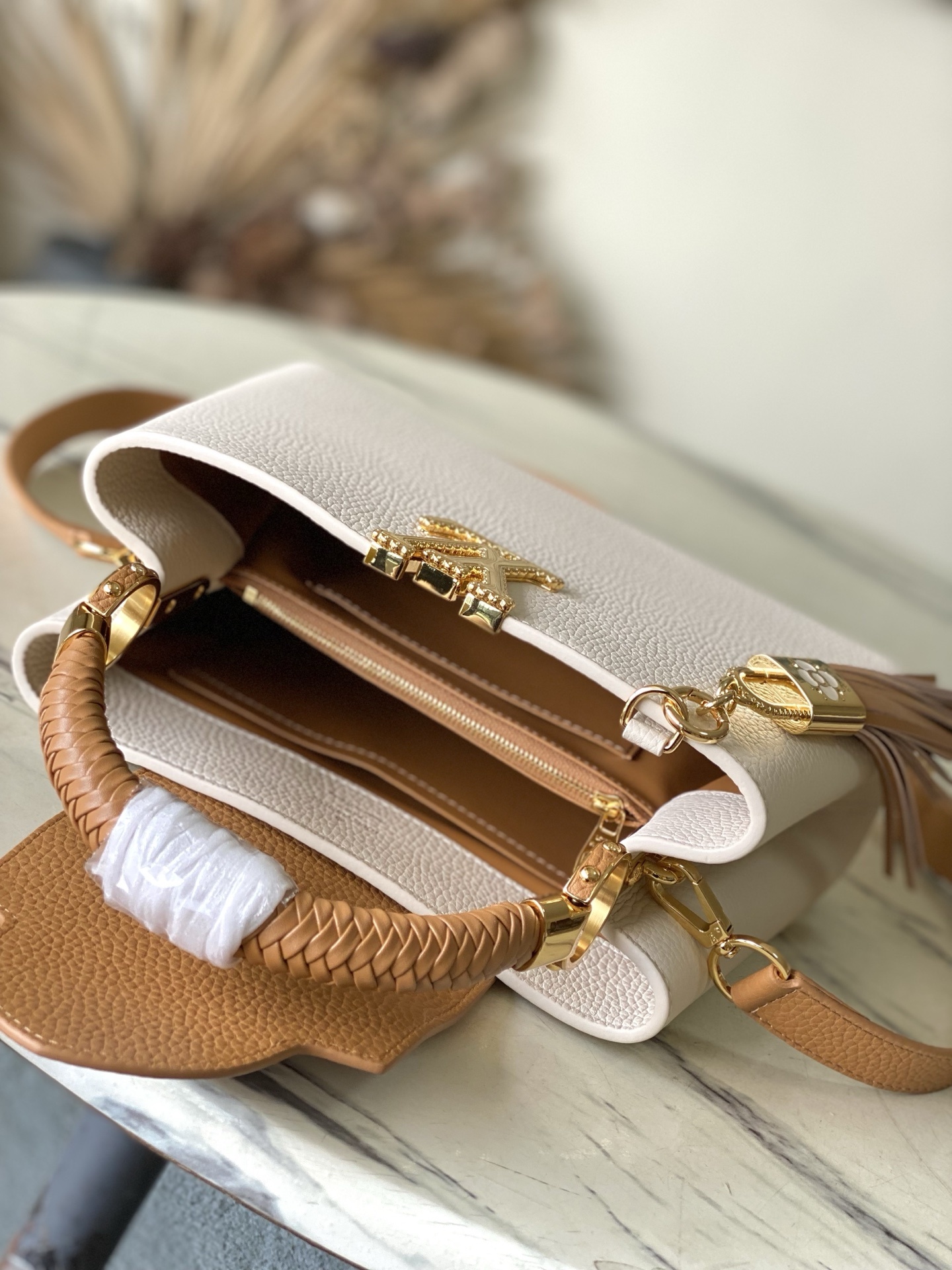 特级原厂皮 M25466 小号 Crafty 系列再度赋予 Capucines BB 手袋匠心之光。Ta