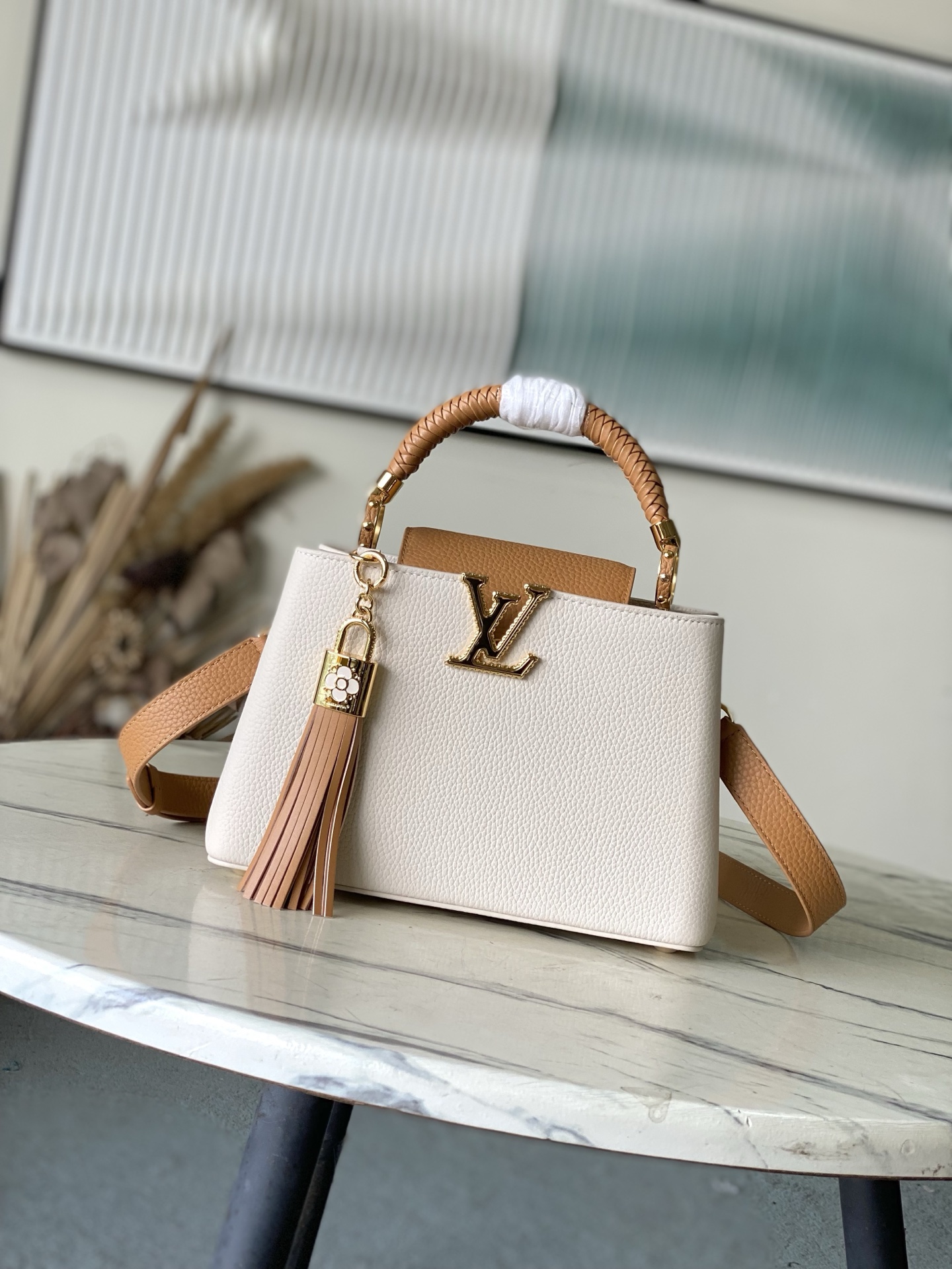 特级原厂皮 M25466 小号 Crafty 系列再度赋予 Capucines BB 手袋匠心之光。Ta