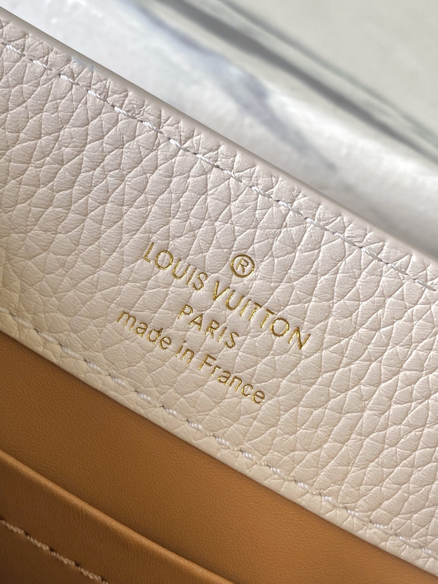 特级原厂皮 M25466 迷你 Crafty 系列再度赋予 Capucines 迷你 手袋匠心之光。Ta