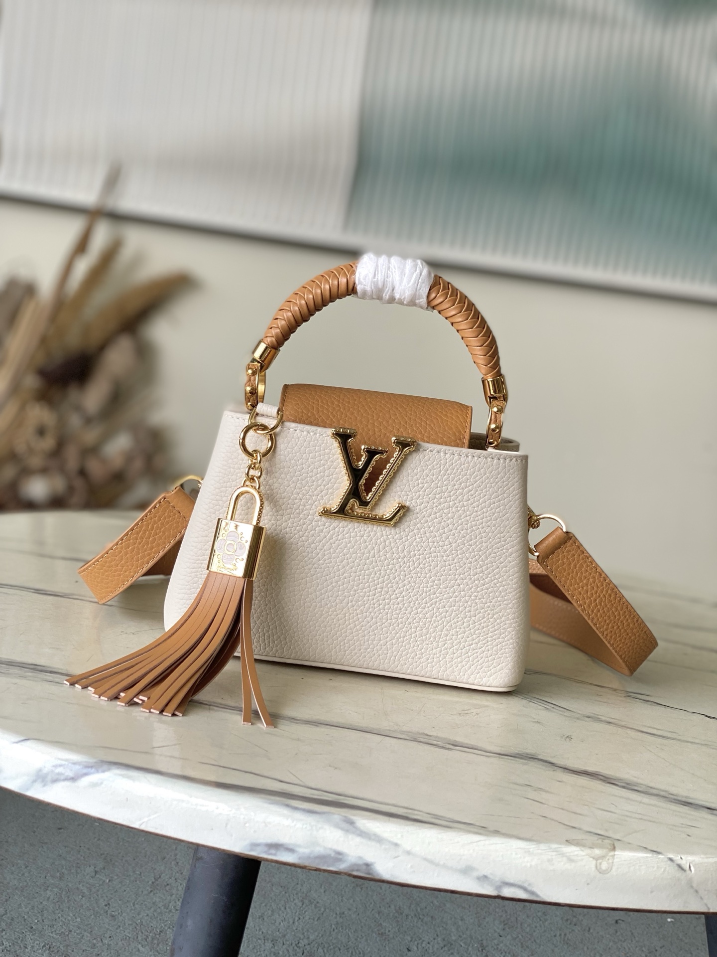 特级原厂皮 M25466 迷你 Crafty 系列再度赋予 Capucines 迷你 手袋匠心之光。Ta